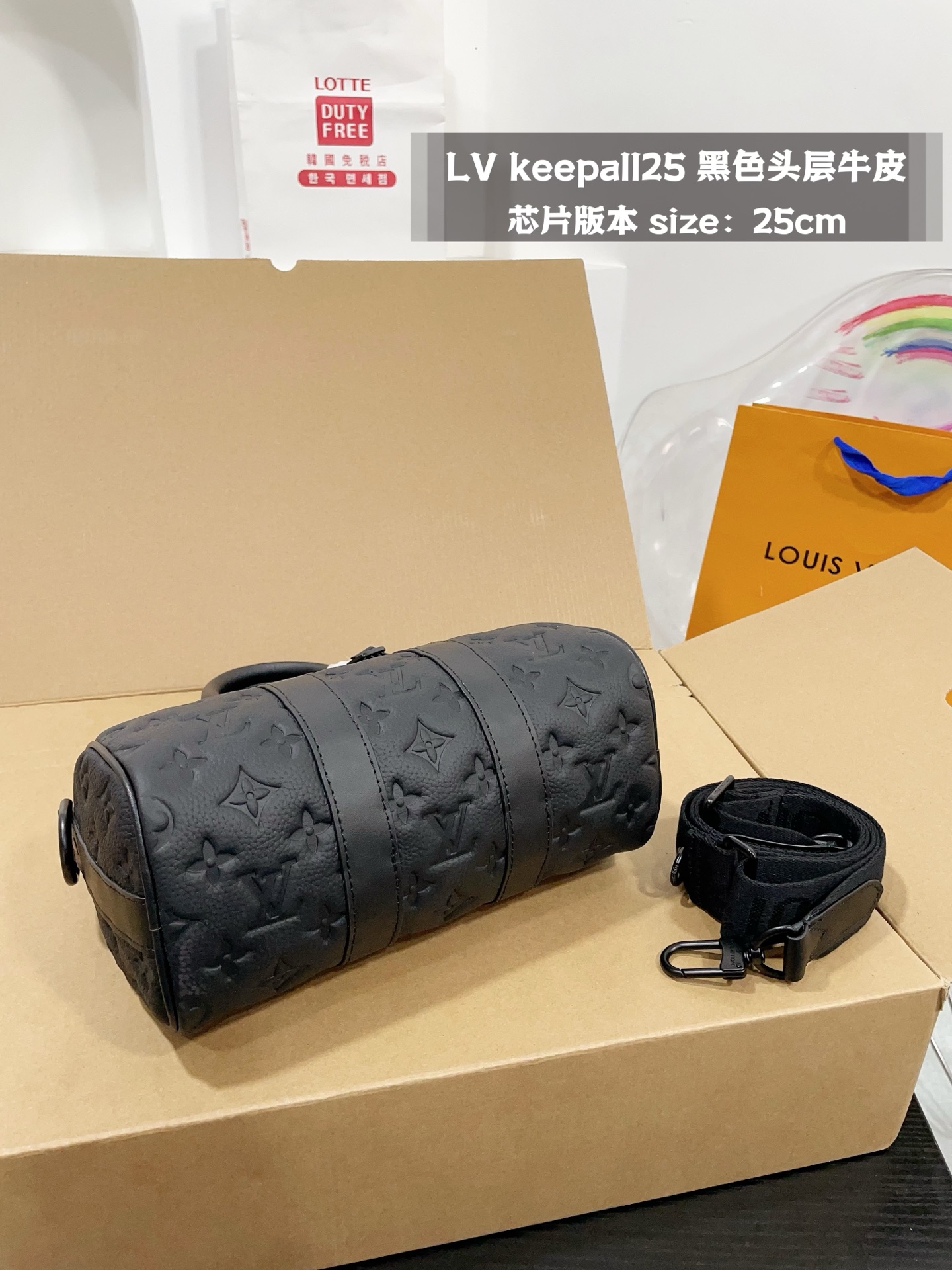 
👑💰215💰折叠礼盒
LV keepall25黑色头层牛皮 质感满满	
黑武士枕头包（芯片版本）
尺寸刚好，圆形设计容量大，包身牛皮压纹很酷宽肩带背起来很舒服，可手提可斜挎可单肩#男士穿搭 #keepall25 #Iv新款