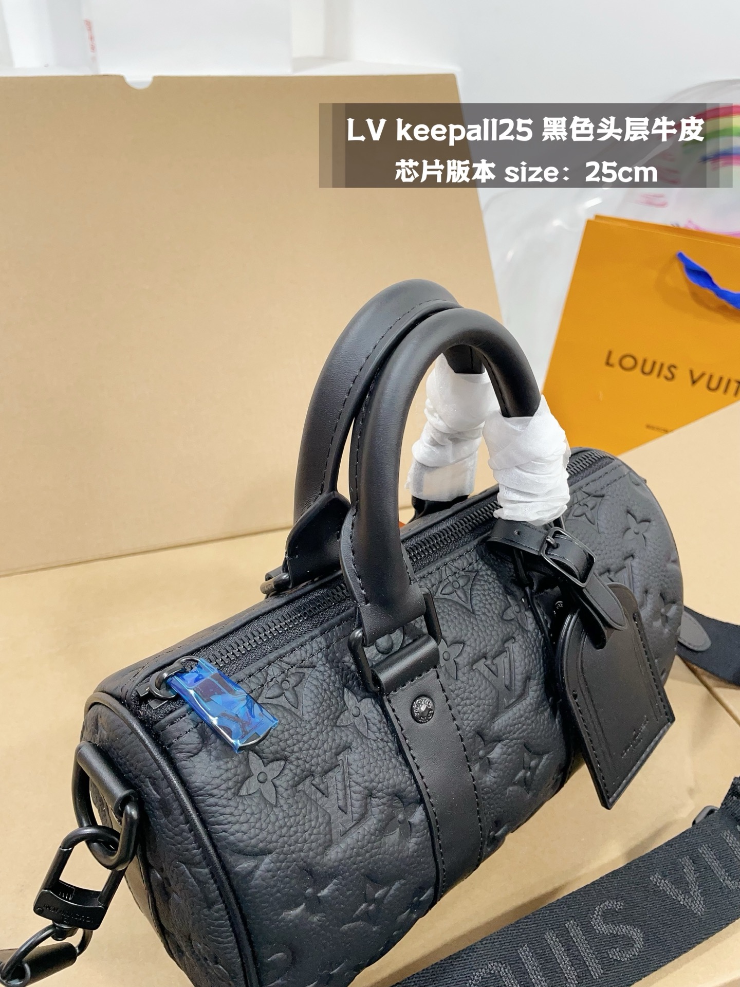 
👑💰215💰折叠礼盒
LV keepall25黑色头层牛皮 质感满满	
黑武士枕头包（芯片版本）
尺寸刚好，圆形设计容量大，包身牛皮压纹很酷宽肩带背起来很舒服，可手提可斜挎可单肩#男士穿搭 #keepall25 #Iv新款