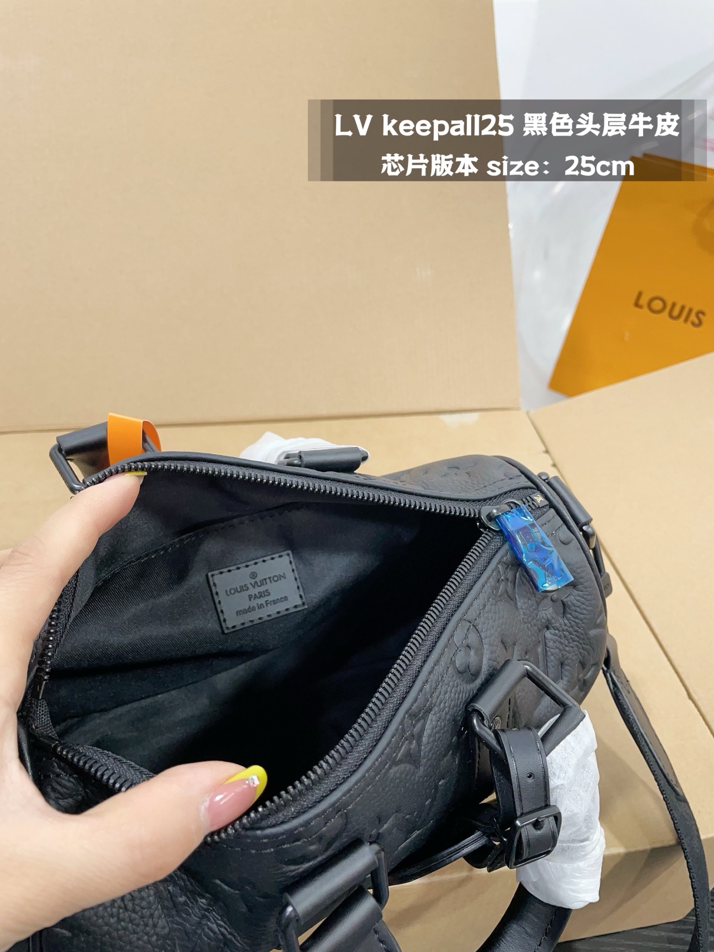 
👑💰215💰折叠礼盒
LV keepall25黑色头层牛皮 质感满满	
黑武士枕头包（芯片版本）
尺寸刚好，圆形设计容量大，包身牛皮压纹很酷宽肩带背起来很舒服，可手提可斜挎可单肩#男士穿搭 #keepall25 #Iv新款