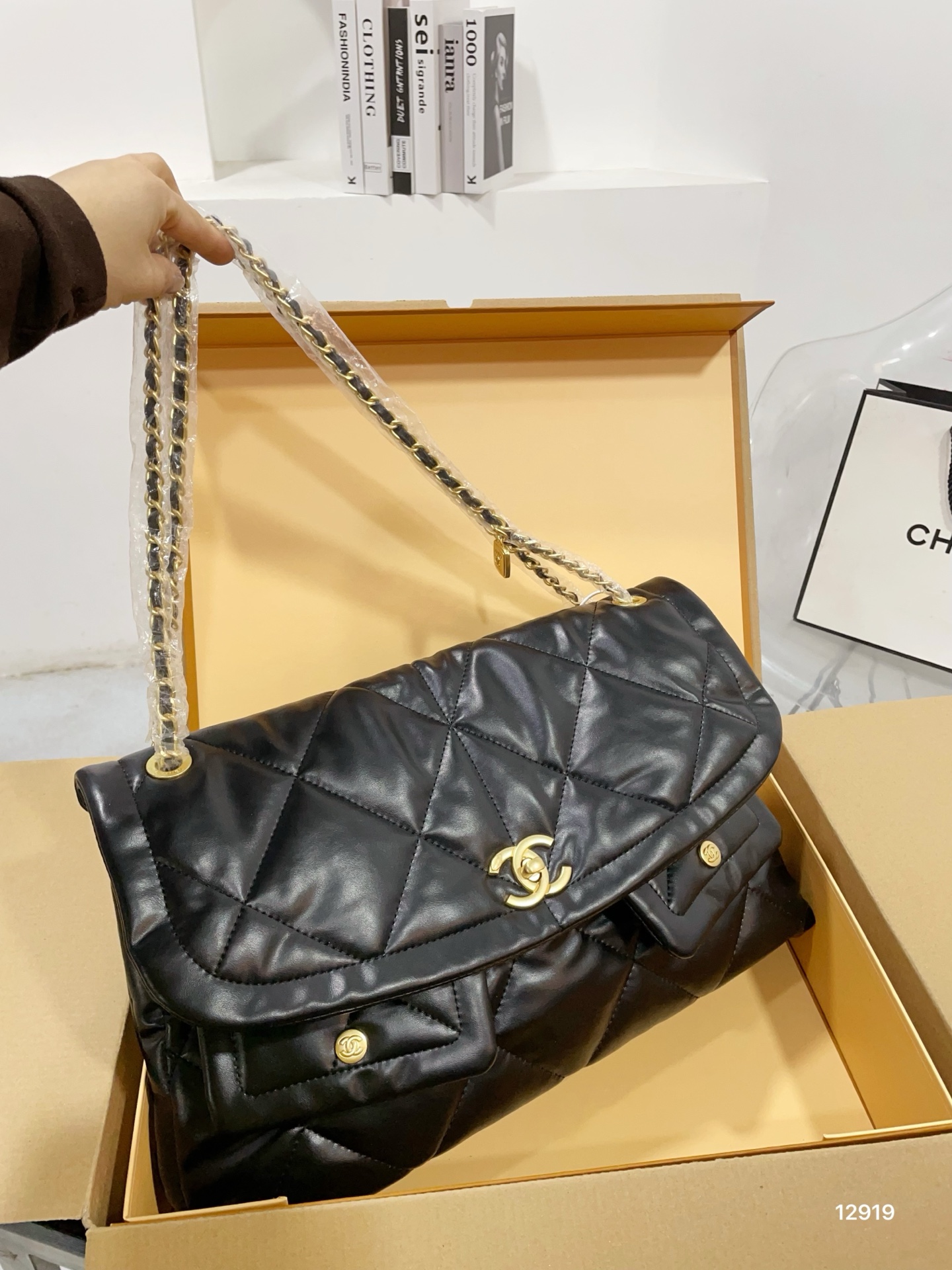 👑💰380折叠盒 Chanel.香奈儿 单肩包. 质感很高级 容量超级大也很耐用 日常出街背它回头率百分百12919 就是这种随性慵懒感尺寸：38*7*25cm