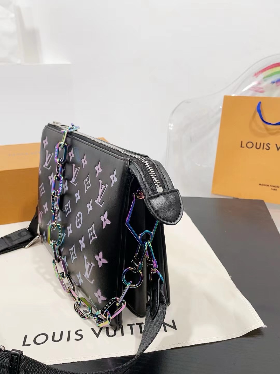 👑💰200💰礼盒包装
LV锋芒乍现 全新推出 COUSSIN 风琴手袋 抱抱包 单肩斜挎包 多用款 被拿来用做手包 一般的手包都是扁扁的 但是这款手包底部是宽的  简单大方的款式 它能放很多东西进去 而且不变形 拿在手上非常有型 火爆的不行不行的 真的很炫酷.尺寸：26 20