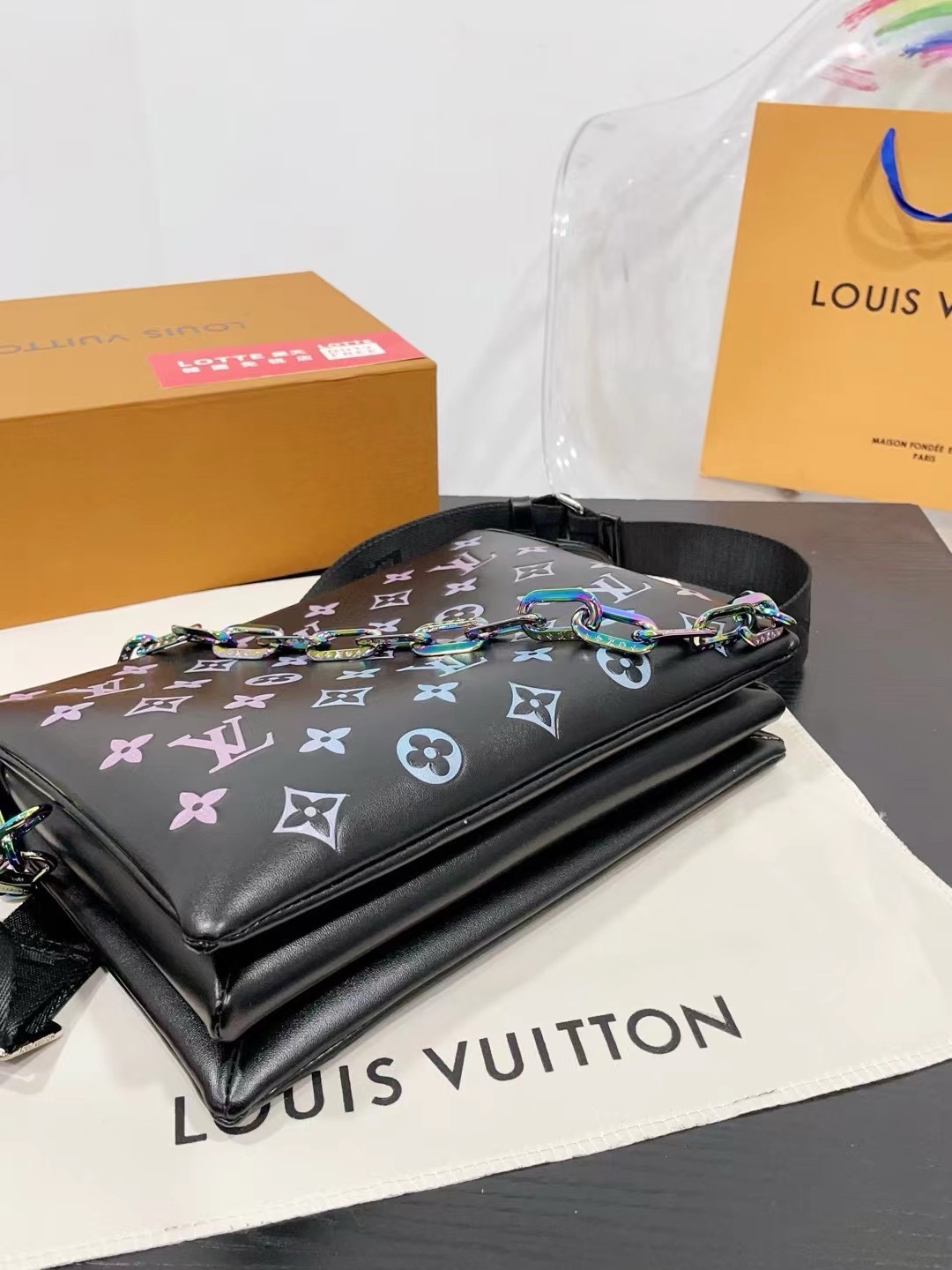 👑💰200💰礼盒包装
LV锋芒乍现 全新推出 COUSSIN 风琴手袋 抱抱包 单肩斜挎包 多用款 被拿来用做手包 一般的手包都是扁扁的 但是这款手包底部是宽的  简单大方的款式 它能放很多东西进去 而且不变形 拿在手上非常有型 火爆的不行不行的 真的很炫酷.尺寸：26 20