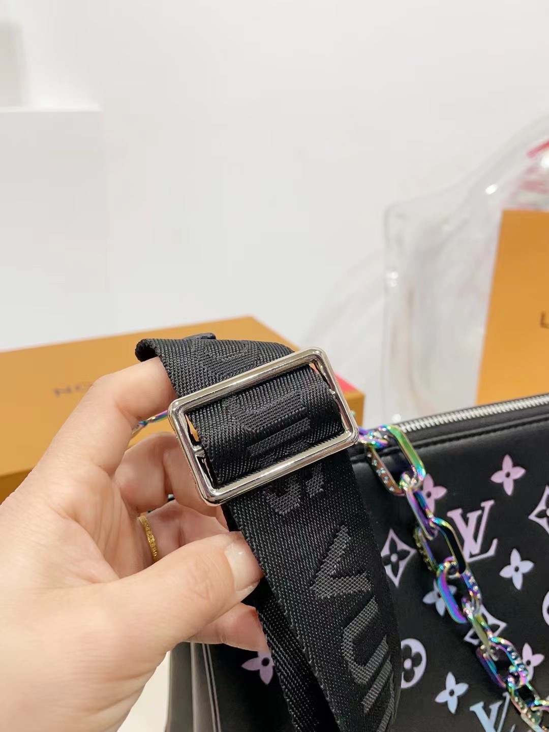 👑💰200💰礼盒包装
LV锋芒乍现 全新推出 COUSSIN 风琴手袋 抱抱包 单肩斜挎包 多用款 被拿来用做手包 一般的手包都是扁扁的 但是这款手包底部是宽的  简单大方的款式 它能放很多东西进去 而且不变形 拿在手上非常有型 火爆的不行不行的 真的很炫酷.尺寸：26 20