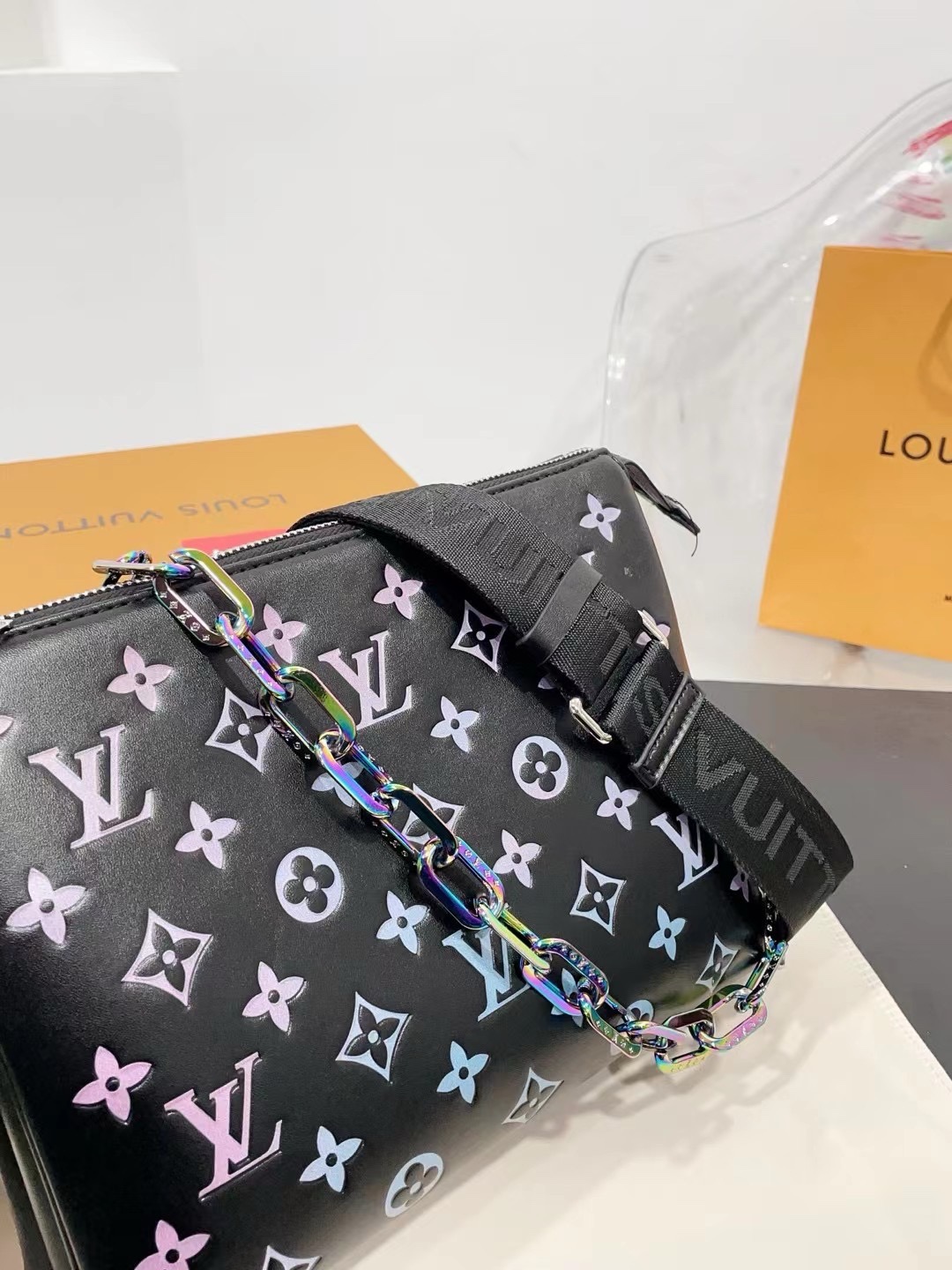 👑💰200💰礼盒包装
LV锋芒乍现 全新推出 COUSSIN 风琴手袋 抱抱包 单肩斜挎包 多用款 被拿来用做手包 一般的手包都是扁扁的 但是这款手包底部是宽的  简单大方的款式 它能放很多东西进去 而且不变形 拿在手上非常有型 火爆的不行不行的 真的很炫酷.尺寸：26 20