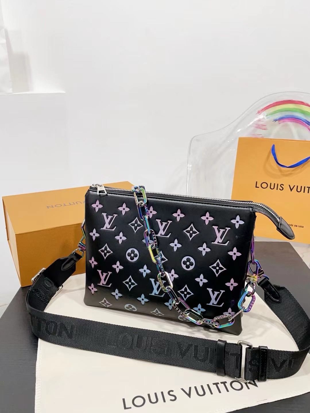 👑💰200💰礼盒包装
LV锋芒乍现 全新推出 COUSSIN 风琴手袋 抱抱包 单肩斜挎包 多用款 被拿来用做手包 一般的手包都是扁扁的 但是这款手包底部是宽的  简单大方的款式 它能放很多东西进去 而且不变形 拿在手上非常有型 火爆的不行不行的 真的很炫酷.尺寸：26 20