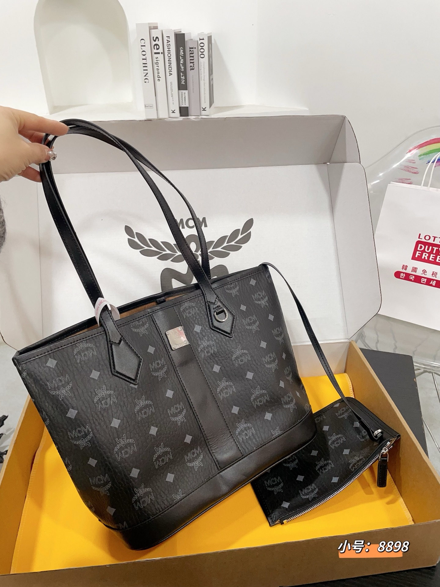 PP150P caja de avión MCM bolso madre e hijo. El nuevo bolso de compras de MCM tiene un estilo informal, herrajes person…