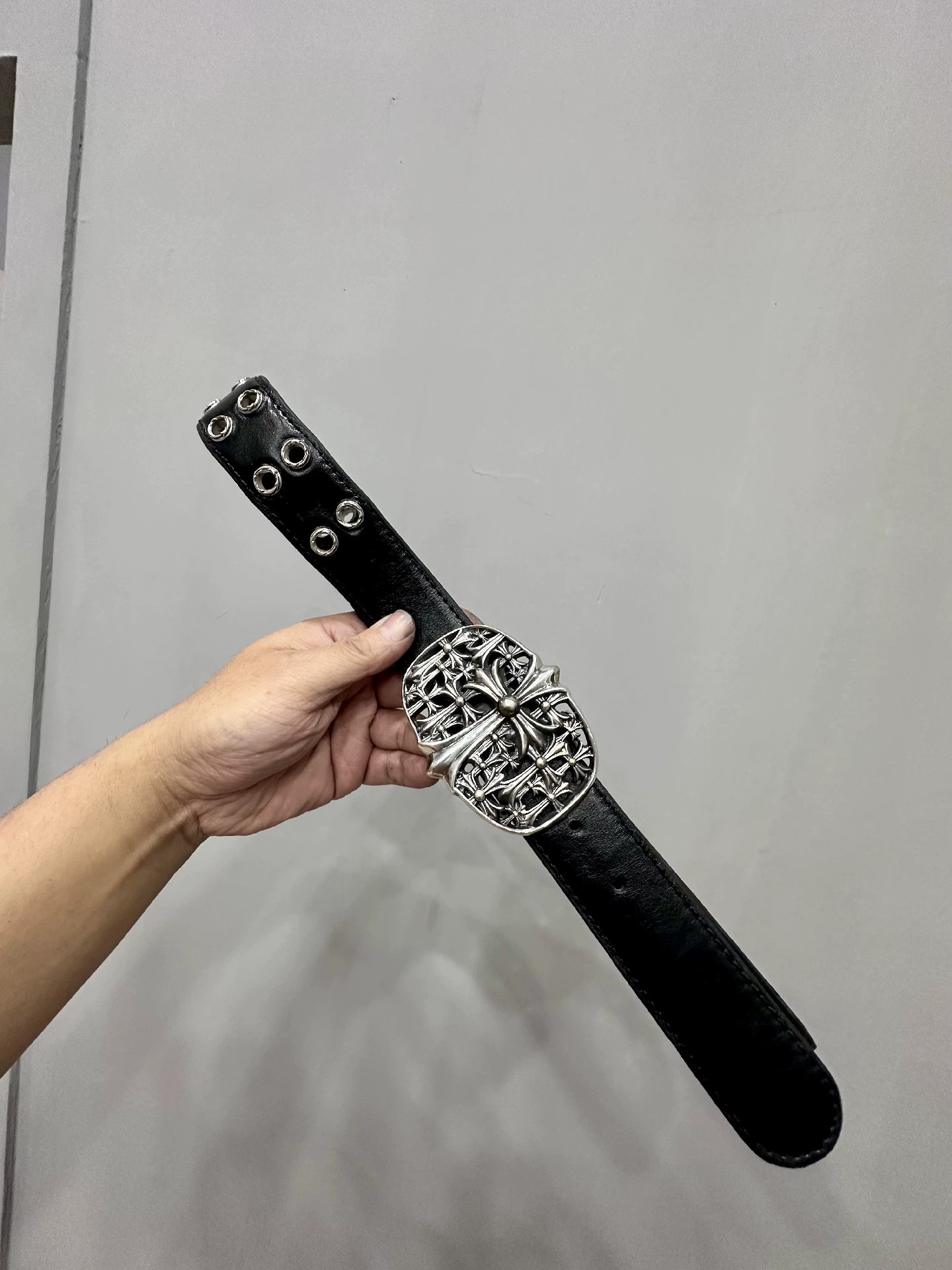 Chrome Hearts CH Grave Latest Collection 3.5-3.8cm Wide Belt Set, Internet-famous Vintage Dark High-end Streetwear Brand. Black grave buckle, black eyelets on the belt strap, white copper plated with thick silver material, weight 230g, heavier than most pure silver versions on the market. Size and thickness consistent with the original. Belt strap made of double-sided top-grain cowhide