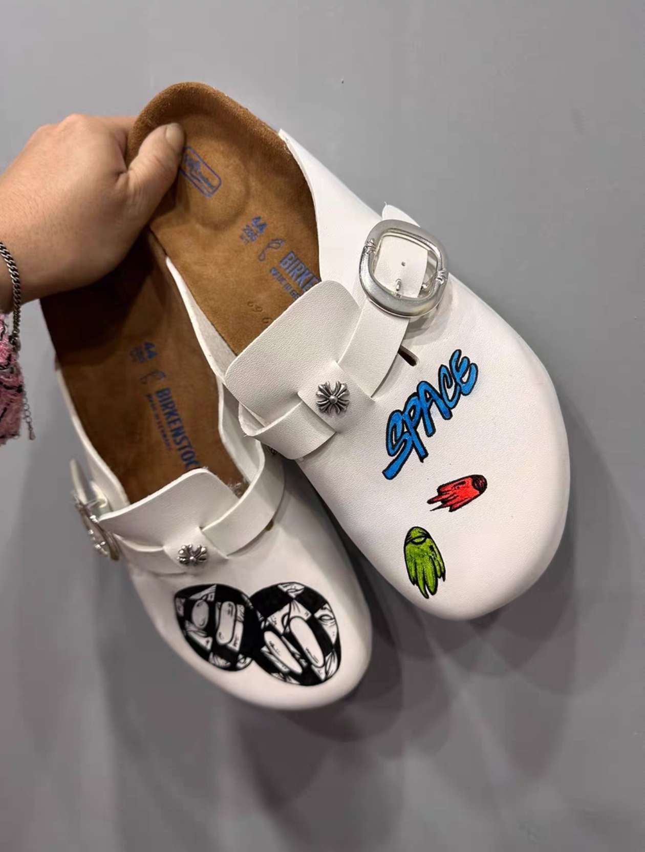 Chrome Hearts CH × Birkenstock Matty Boy hand-painted white top-layer cowhide limited edition half-toe slippers and sandals, a viral retro dark high-end trendy brand. There are many hand-painted versions on the market, with varying quality. Some even use water transfer stickers to fake hand-painting