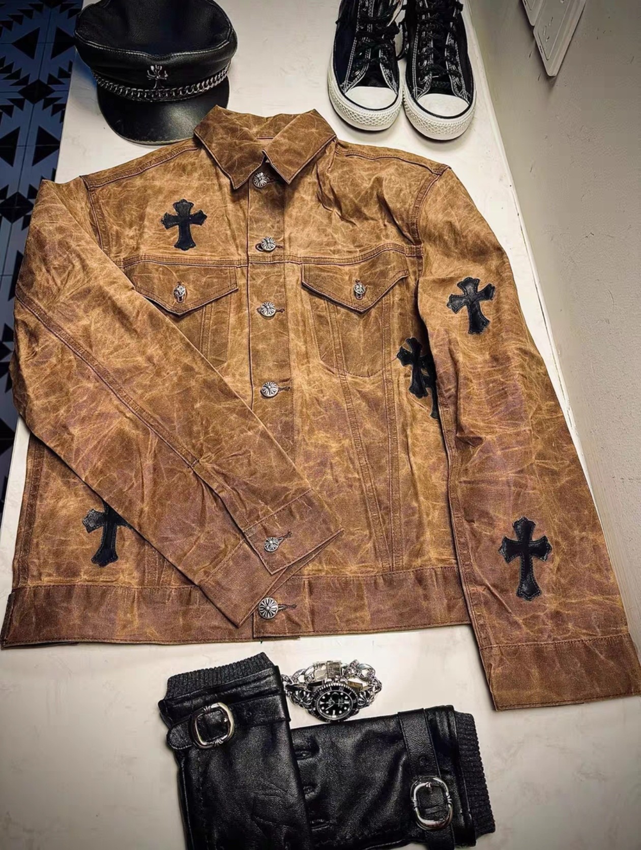 CH heavy-duty waxed canvas Type III style loose denim jacket, a viral retro dark high-end streetwear favorite. A must-have for tough guys, the brown canvas fully absorbs beeswax, making it not only tough but also super windproof. Pair it with slim-fit jeans and work boots, and even a rugged look exudes a masculine charm