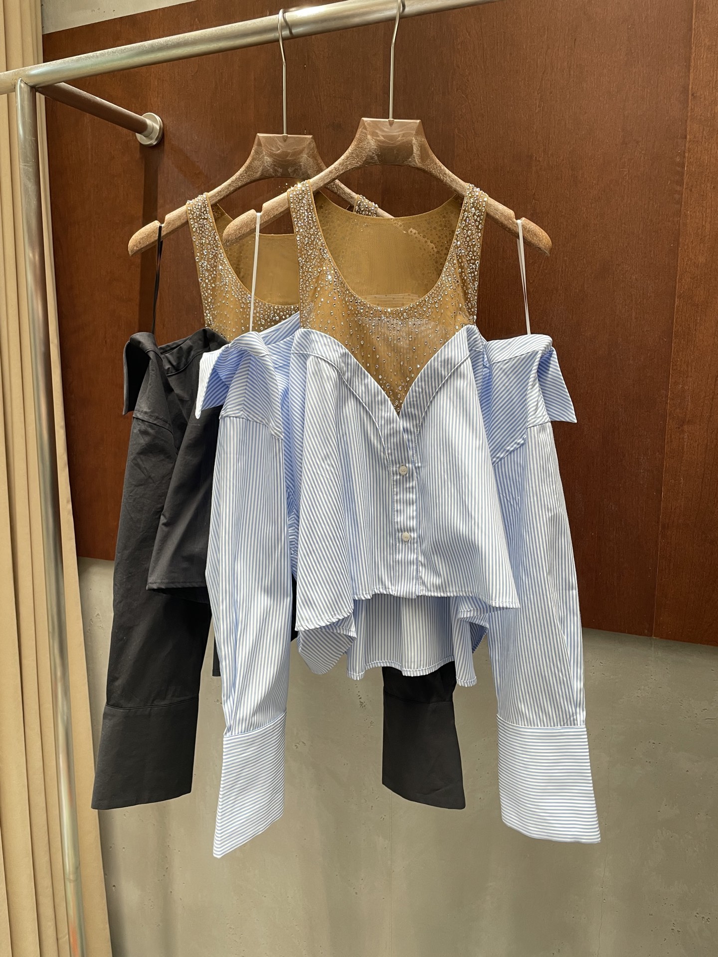 NO:822809,GDM SS26 fake two-piece rhinestone mesh vest, off-shoulder short shirt, transparent mesh, full of diamonds and sparkle, the heroine has the power of a daughter, two-color sml real photos,,19860909GDM SS26假两件水钻网纱背心露肩短衬衣 透明网纱 满钻闪耀 大女主千金之势 两色sml 实拍图,,,Women's clothing