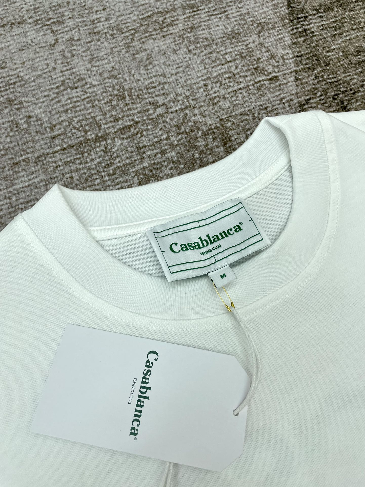 💴75
CASABLANCA短袖T恤                                                                                                        原版开发 采用250克高密度双纱纯棉面料 上身柔软舒适
进口设备 原版印花 色彩鲜艳清晰 
国内一线品牌代工厂代工 做工无可挑剔