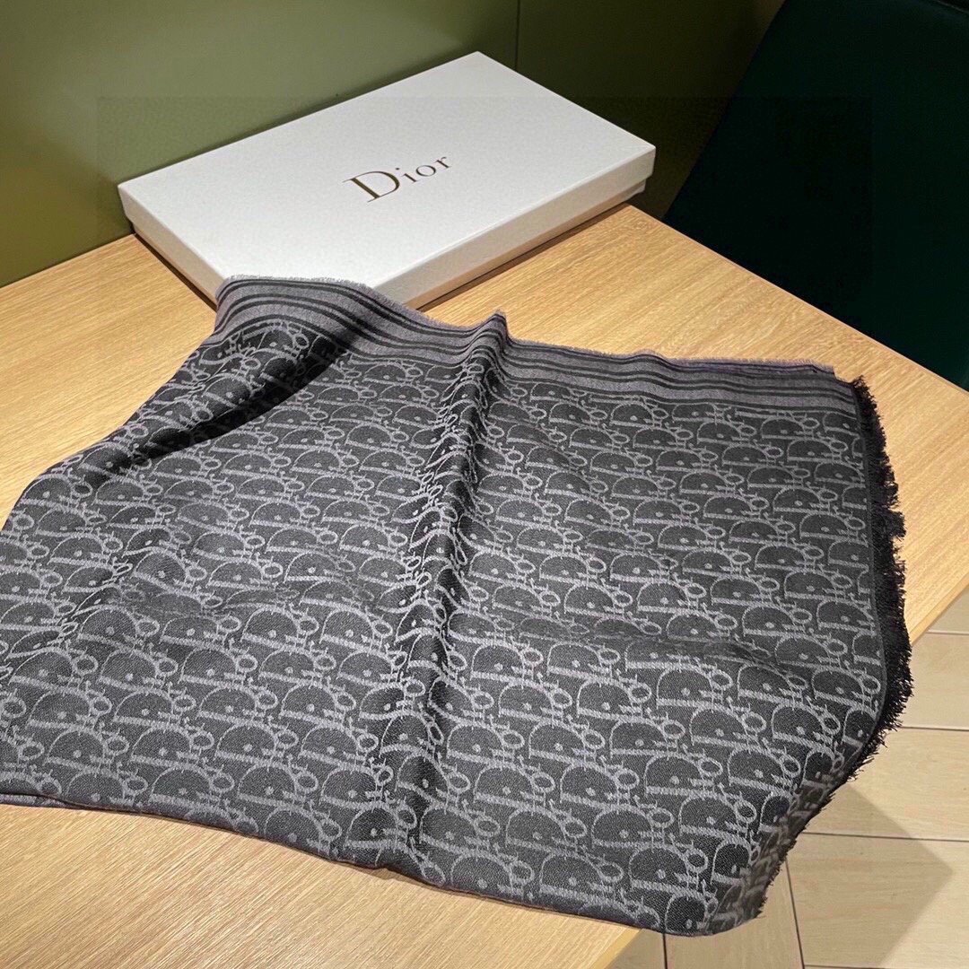 ️没有对手！！免代购！！！Dior最新Oblique双面提花围巾满足所有姐妹对它苛刻的要求！！属于我们的