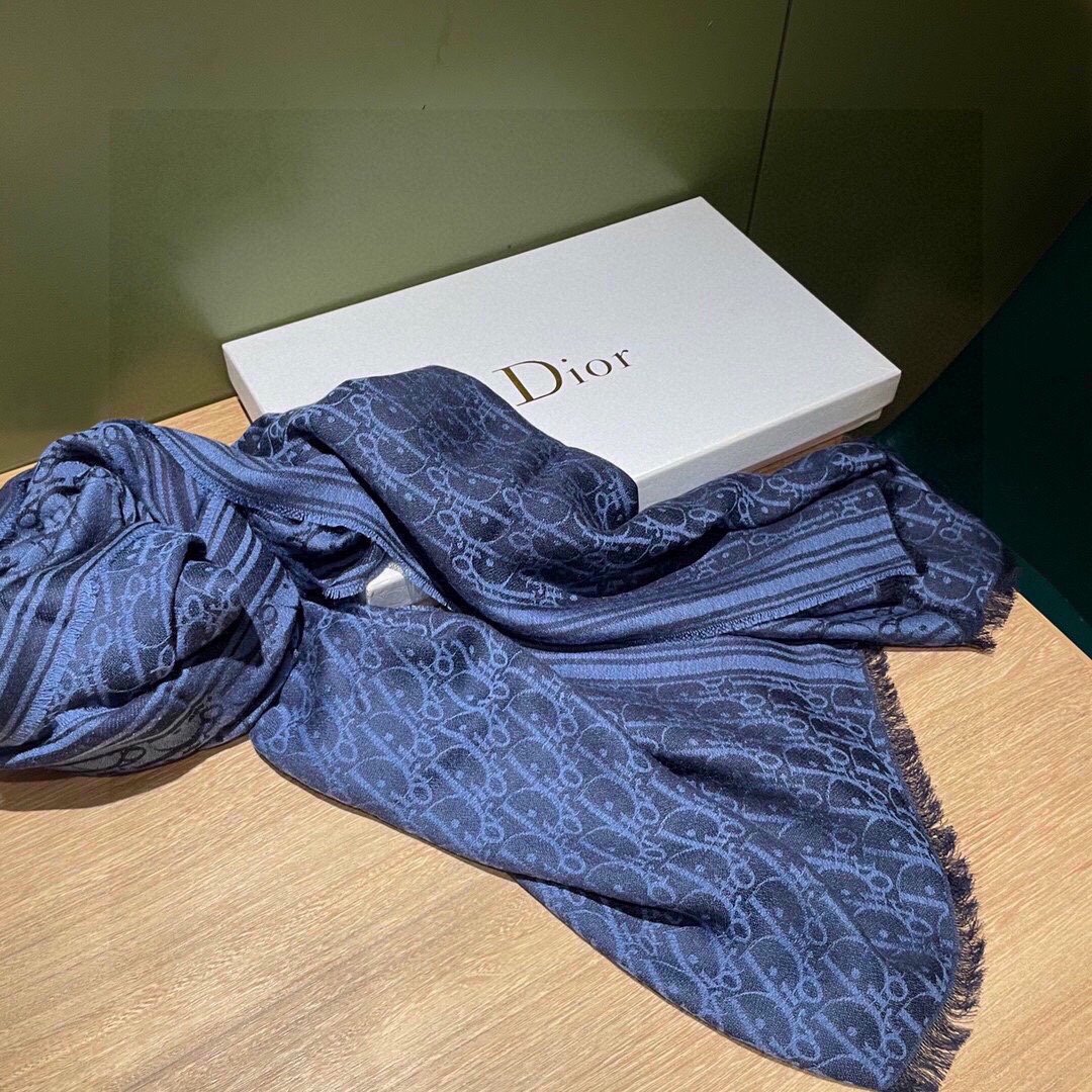 ️没有对手！！免代购！！！Dior最新Oblique双面提花围巾满足所有姐妹对它苛刻的要求！！属于我们的