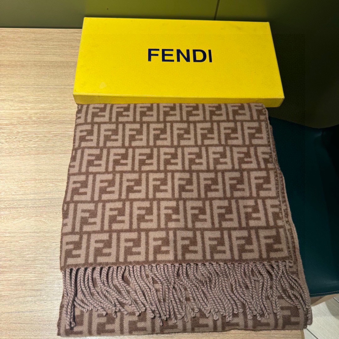 P新款渐变极品️Fendi今年最火的围巾全世界都在抢的老花FF字母款主打的限量大极品️专柜也是有钱也很难