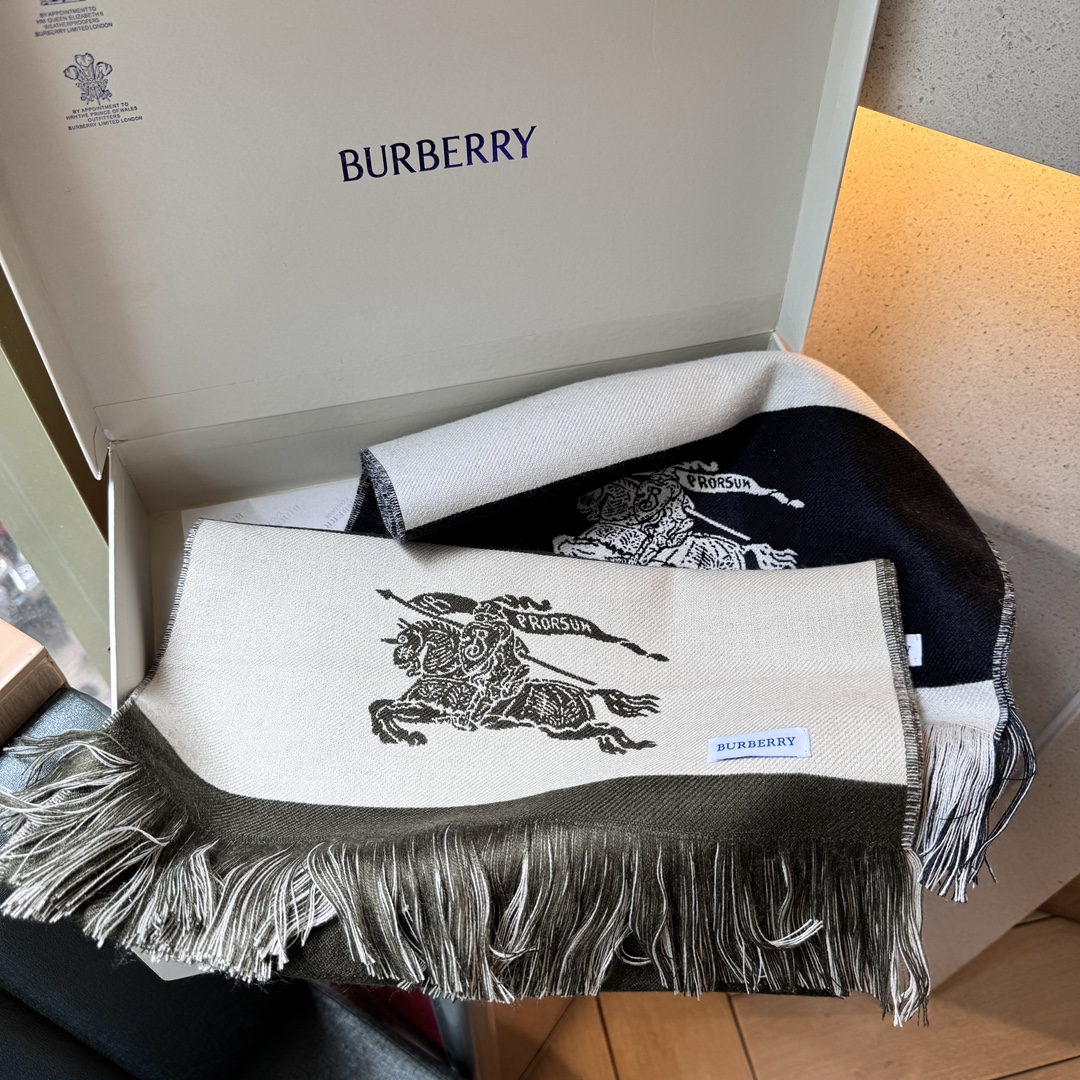 PBurberry今年的新款真的是太洋气了英伦风！双面好佩戴！去年的战马围巾断货有多厉害不用多说了吧..