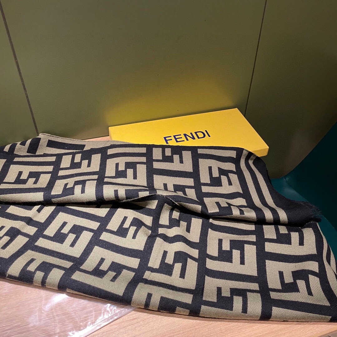 P顶级原单芬迪FENDI2021最新款！尺寸180*35cm材料95%羊毛5%真丝矩形黑色羊毛真丝针织围