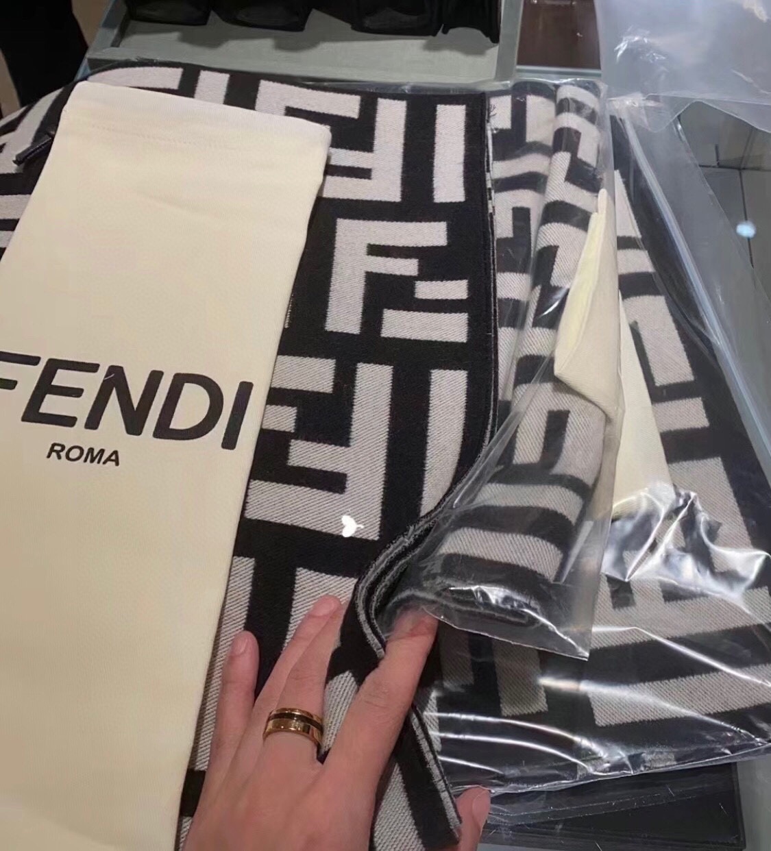 P顶级原单芬迪FENDI2021最新款！尺寸180*35cm材料95%羊毛5%真丝矩形黑色羊毛真丝针织围