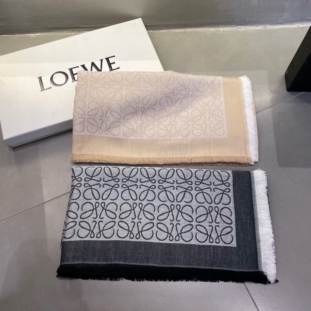 Loewe罗意威作为西班牙的顶尖奢侈品牌散发独特的西班牙贵族气息低调有内涵️本款为巴塞罗那橱窗定制款上市