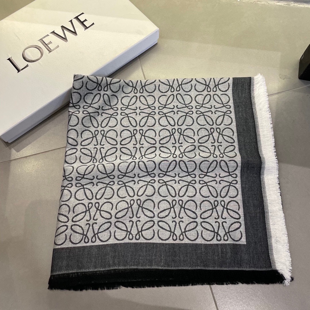 Loewe罗意威作为西班牙的顶尖奢侈品牌散发独特的西班牙贵族气息低调有内涵️本款为巴塞罗那橱窗定制款上市