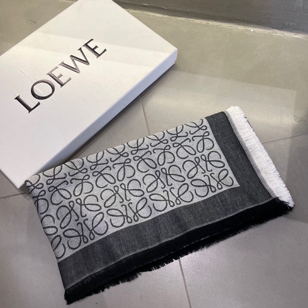 Loewe罗意威作为西班牙的顶尖奢侈品牌散发独特的西班牙贵族气息低调有内涵️本款为巴塞罗那橱窗定制款上市