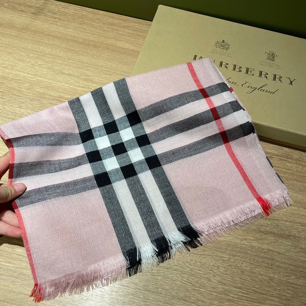 Pburberry最新金属感格纹️今年专柜主打blingbling真丝羊绒款️专柜售价3355+真丝羊毛