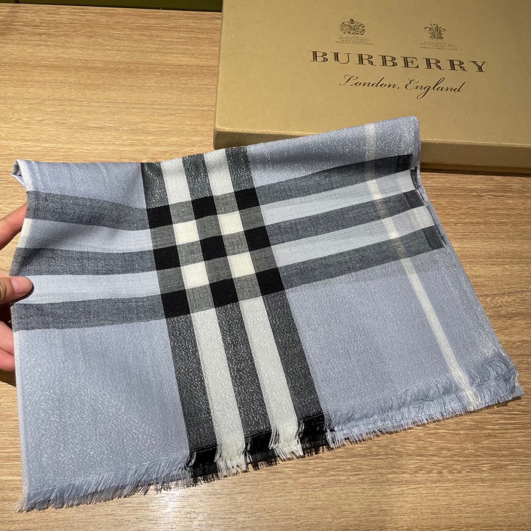 Pburberry最新金属感格纹️今年专柜主打blingbling真丝羊绒款️专柜售价3355+真丝羊毛