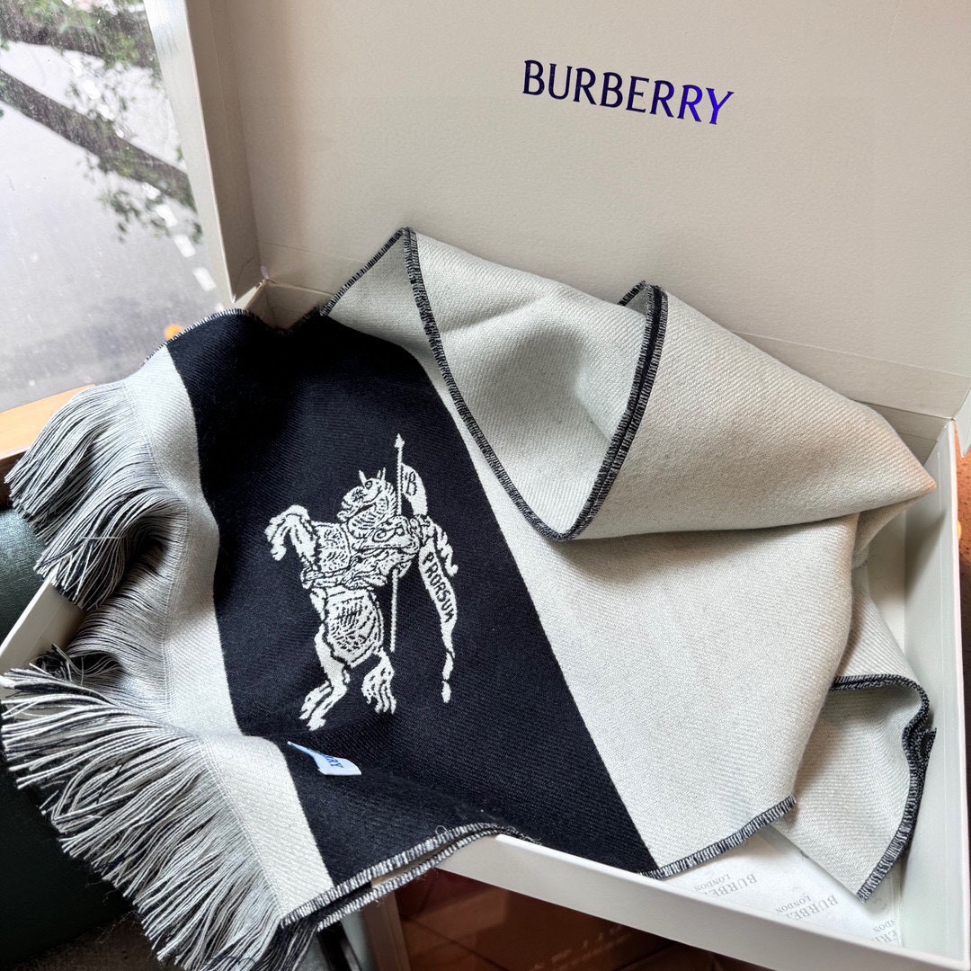 PBurberry今年的新款真的是太洋气了英伦风！双面好佩戴！去年的战马围巾断货有多厉害不用多说了吧..