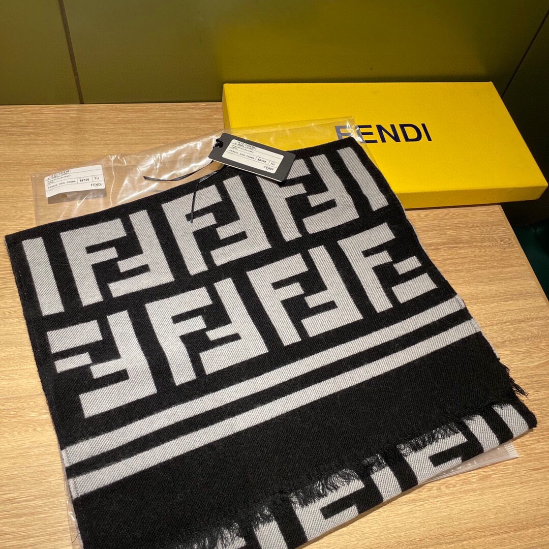 P顶级原单芬迪FENDI2021最新款！尺寸180*35cm材料95%羊毛5%真丝矩形黑色羊毛真丝针织围