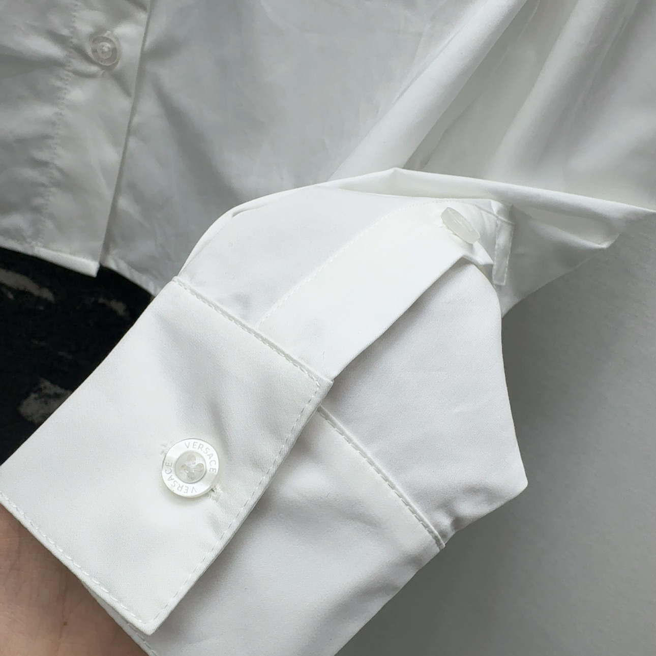 Stylish Women’s Suit with Medusa Vine Design for Morning and Fall Events - 图片 6