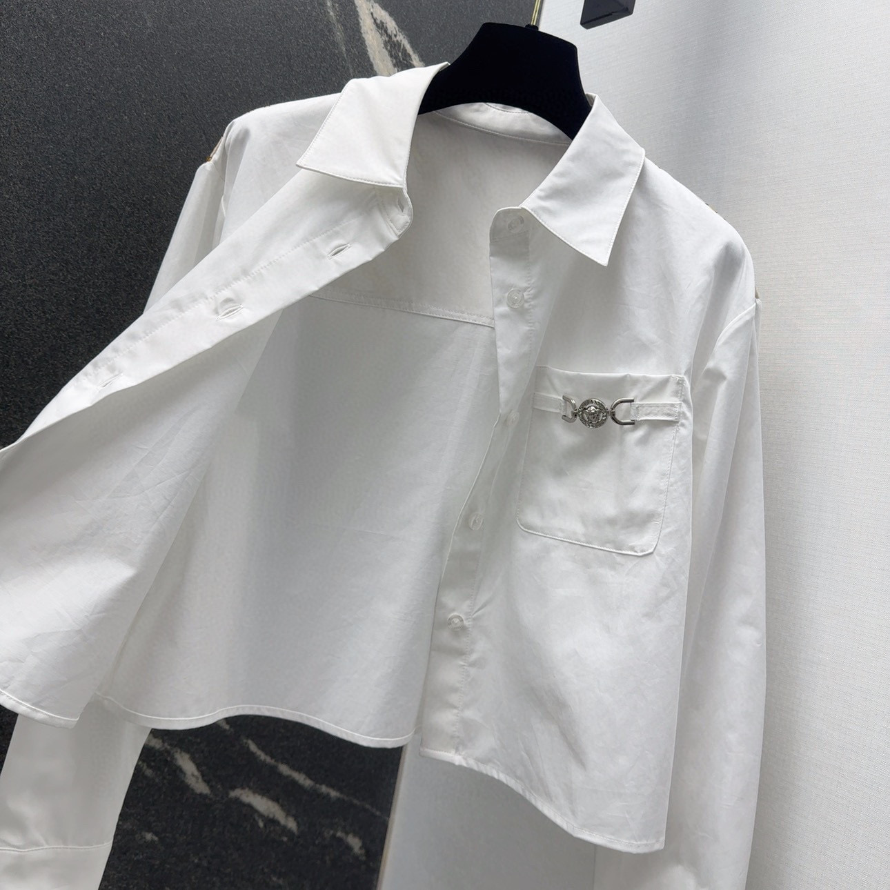 Stylish Women’s Suit with Medusa Vine Decoration and Unique Pattern Design - 图片 7