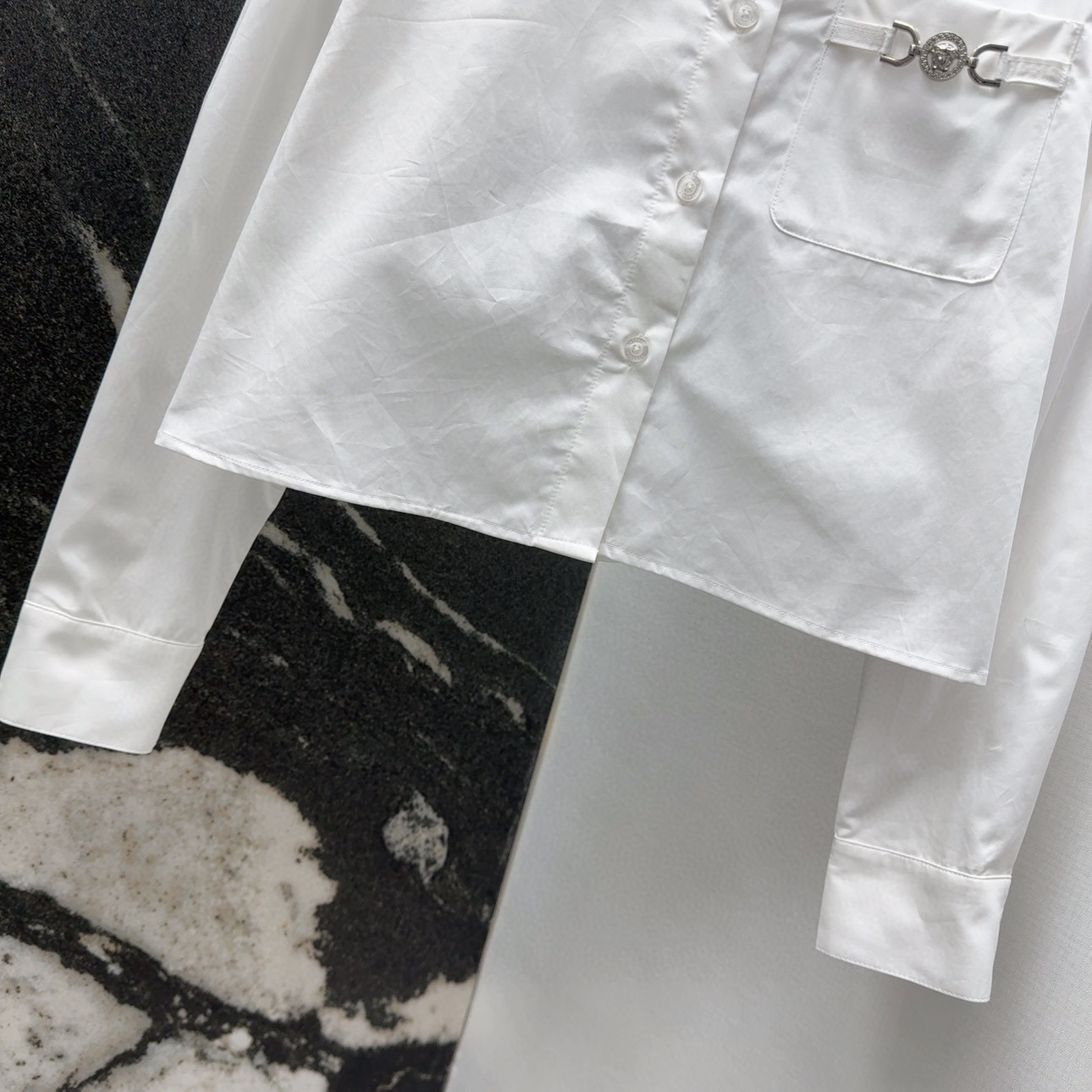 Stylish Women’s Suit with Medusa Vine Decoration and Unique Pattern Design - 图片 5