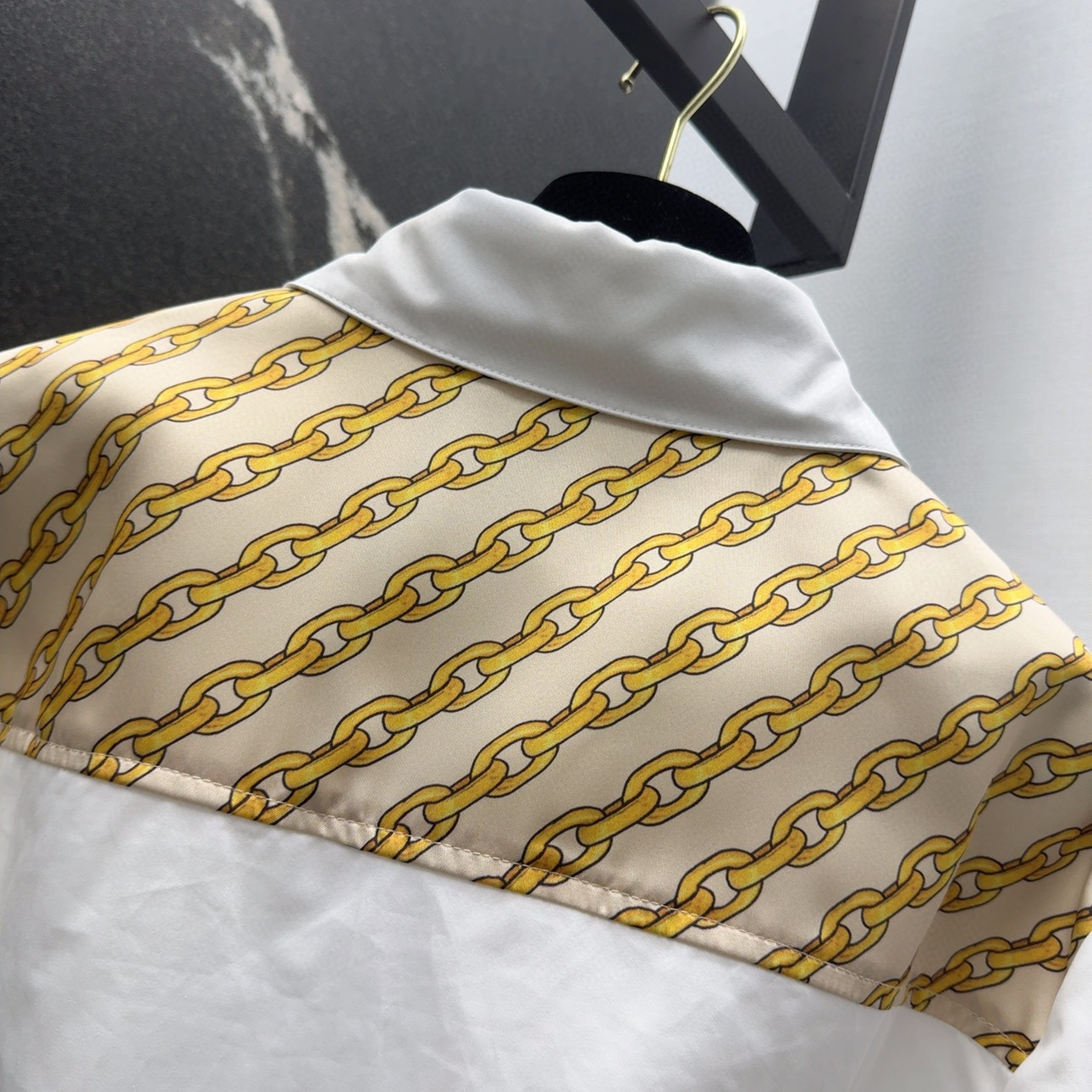 Stylish Women’s Suit with Medusa Vine Decoration and Unique Pattern Design - 图片 9