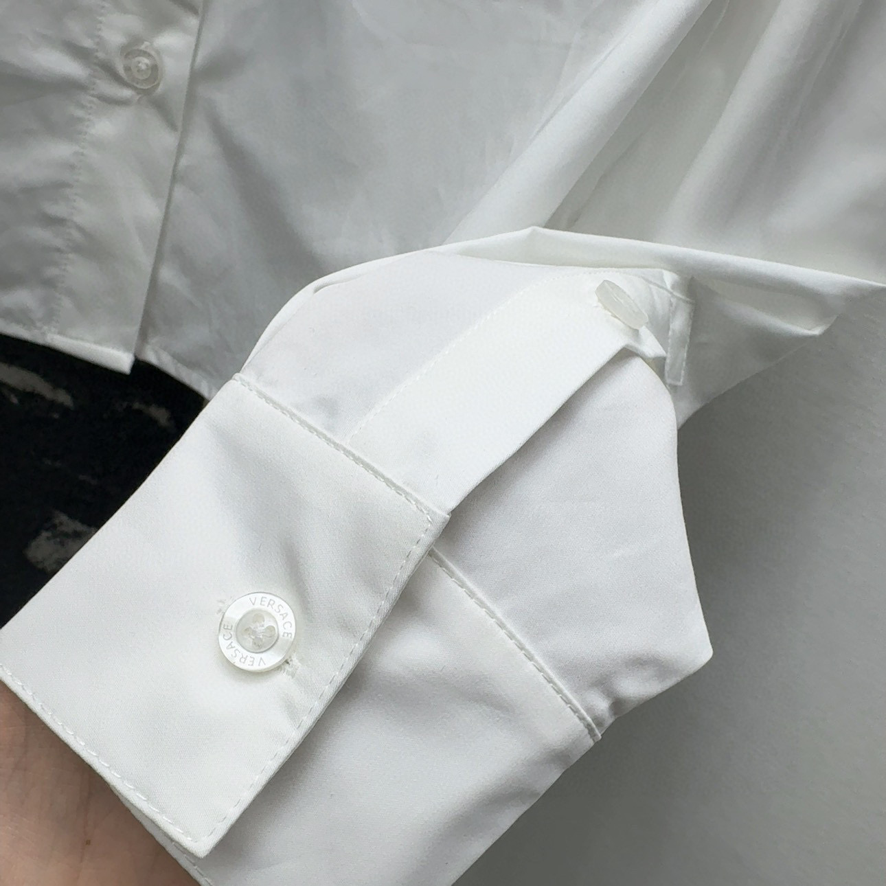 Stylish Women’s Suit with Medusa Vine Decoration and Unique Pattern Design - 图片 6