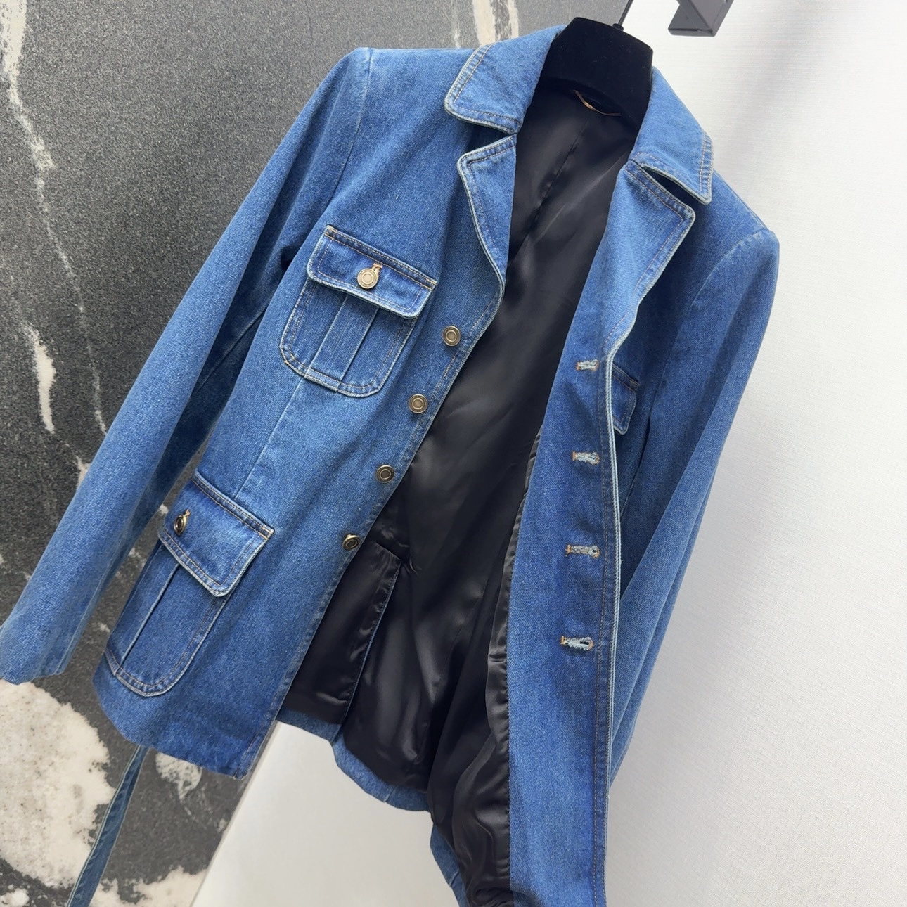 “Stylish Autumn Fashion: SLP 60SS Dress, Retro Jacket, Classic Bag, and Custom Jeans for a Chic Look” - 图片 7