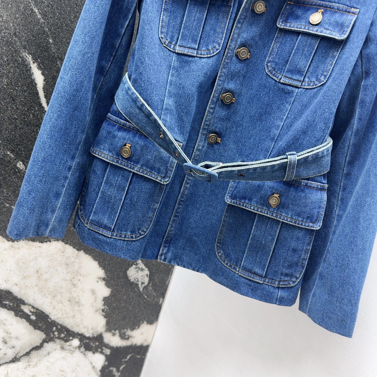 “Stylish Autumn Fashion: SLP 60SS Dress, Retro Jacket, Classic Bag, and Custom Jeans for a Chic Look” - 图片 4