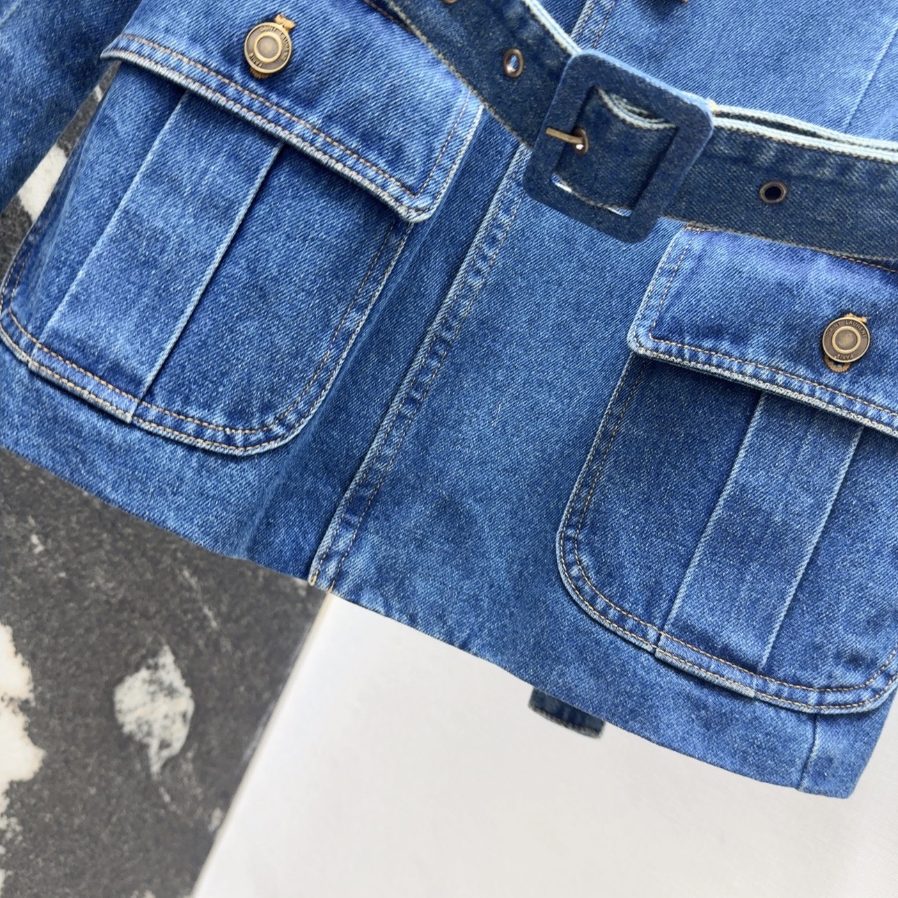 “Stylish Autumn Fashion: SLP 60SS Dress, Retro Jacket, Classic Bag, and Custom Jeans for a Chic Look” - 图片 5