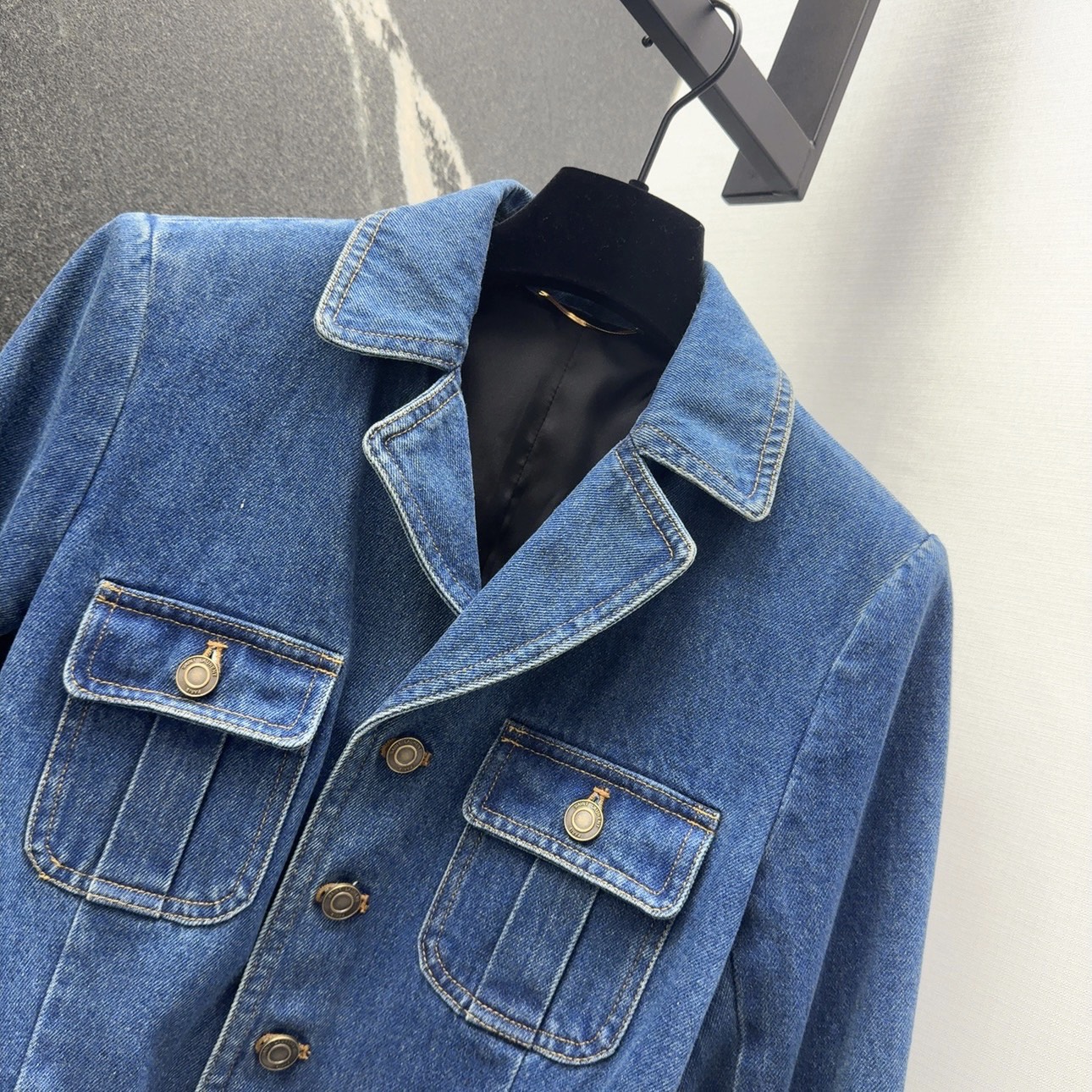 “Stylish Autumn Fashion: SLP 60SS Dress, Retro Jacket, Classic Bag, and Custom Jeans for a Chic Look” - 图片 2