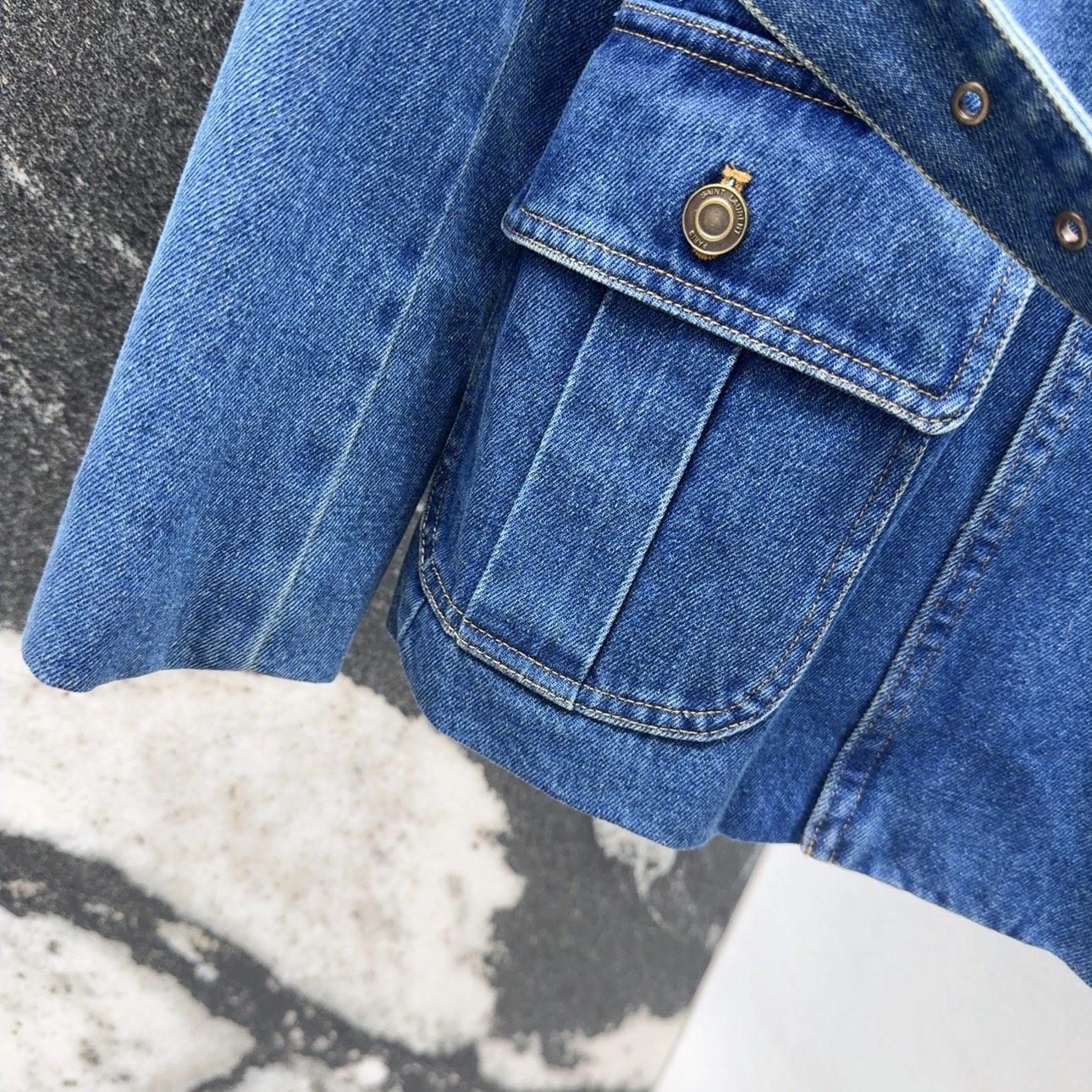 “Stylish Autumn Fashion: SLP 60SS Dress, Retro Jacket, Classic Bag, and Custom Jeans for a Chic Look” - 图片 6