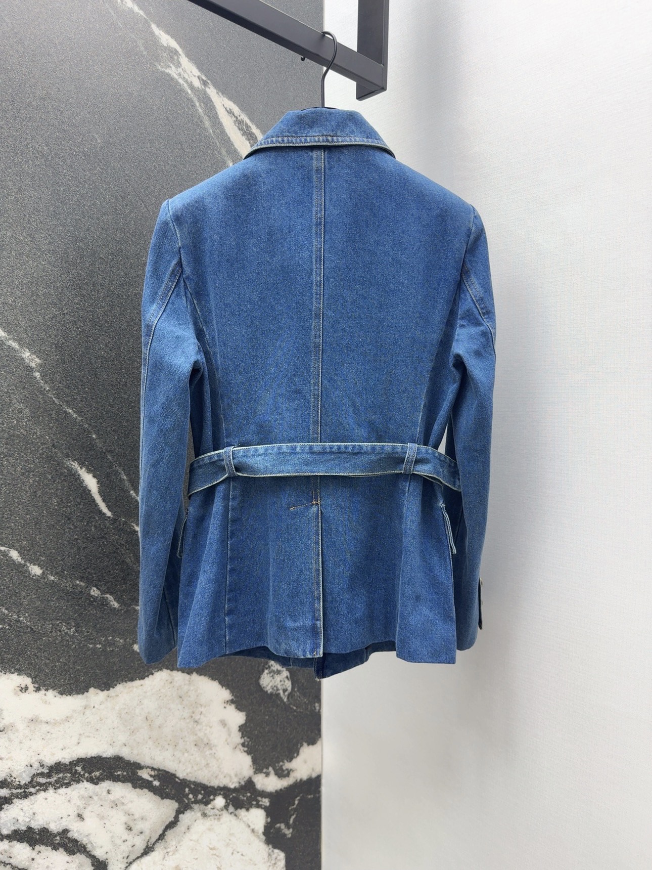 “Stylish Autumn Fashion: SLP 60SS Dress, Retro Jacket, Classic Bag, and Custom Jeans for a Chic Look” - 图片 9