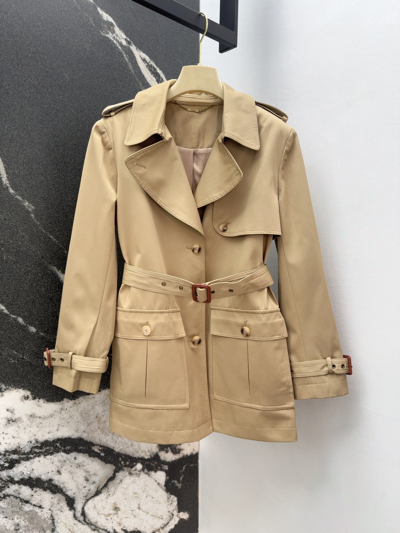 “Ch-E 25SS Female Suit: Autumn New Coat with Retro-Clinic H-Shaped Cut for High-Intensity Wind Clothing”