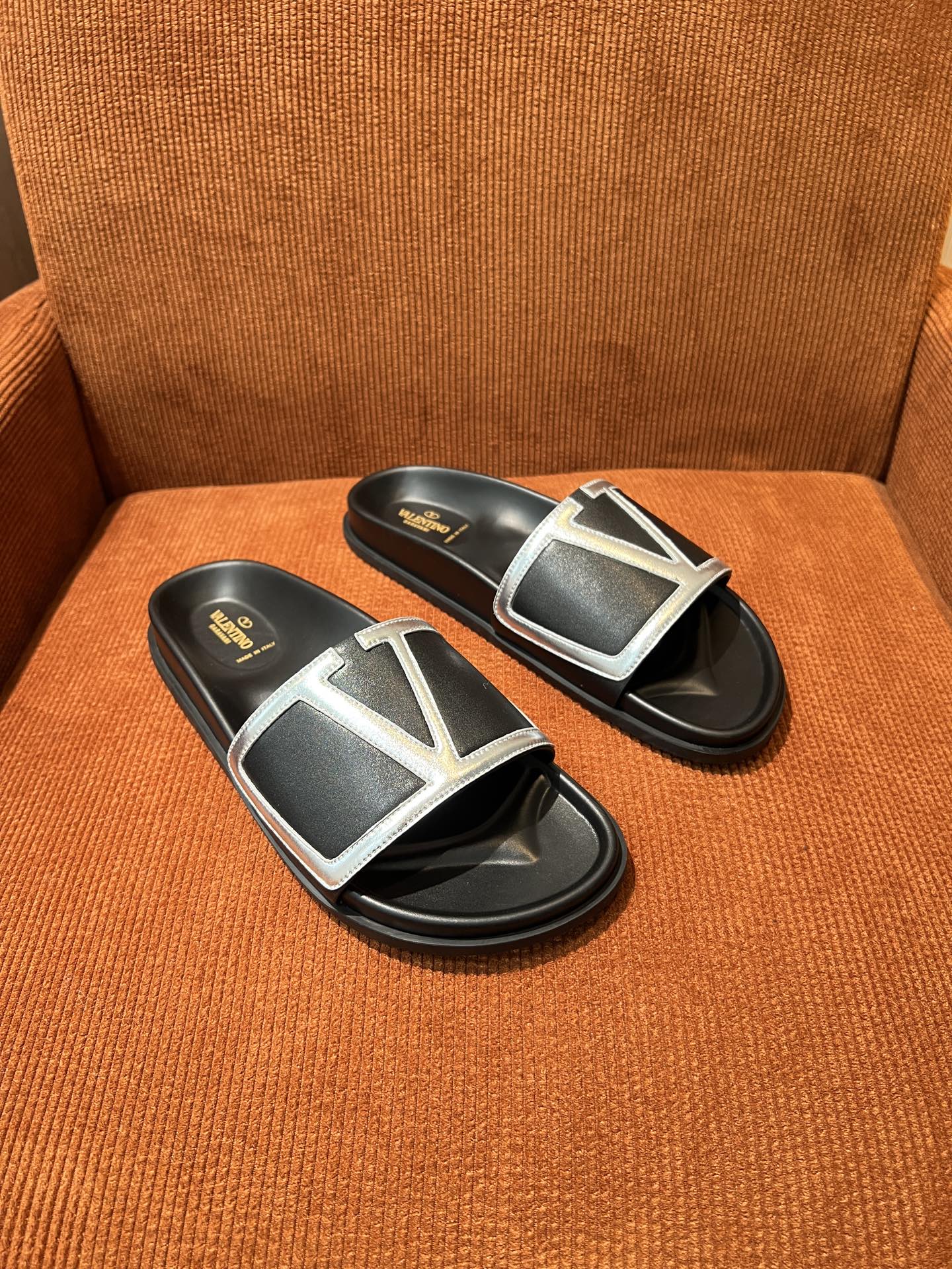 Valentino Garavani Men's Leather Sandals Slides with V Logo, Summer Style 3 i1745049684469 4934 0 1
