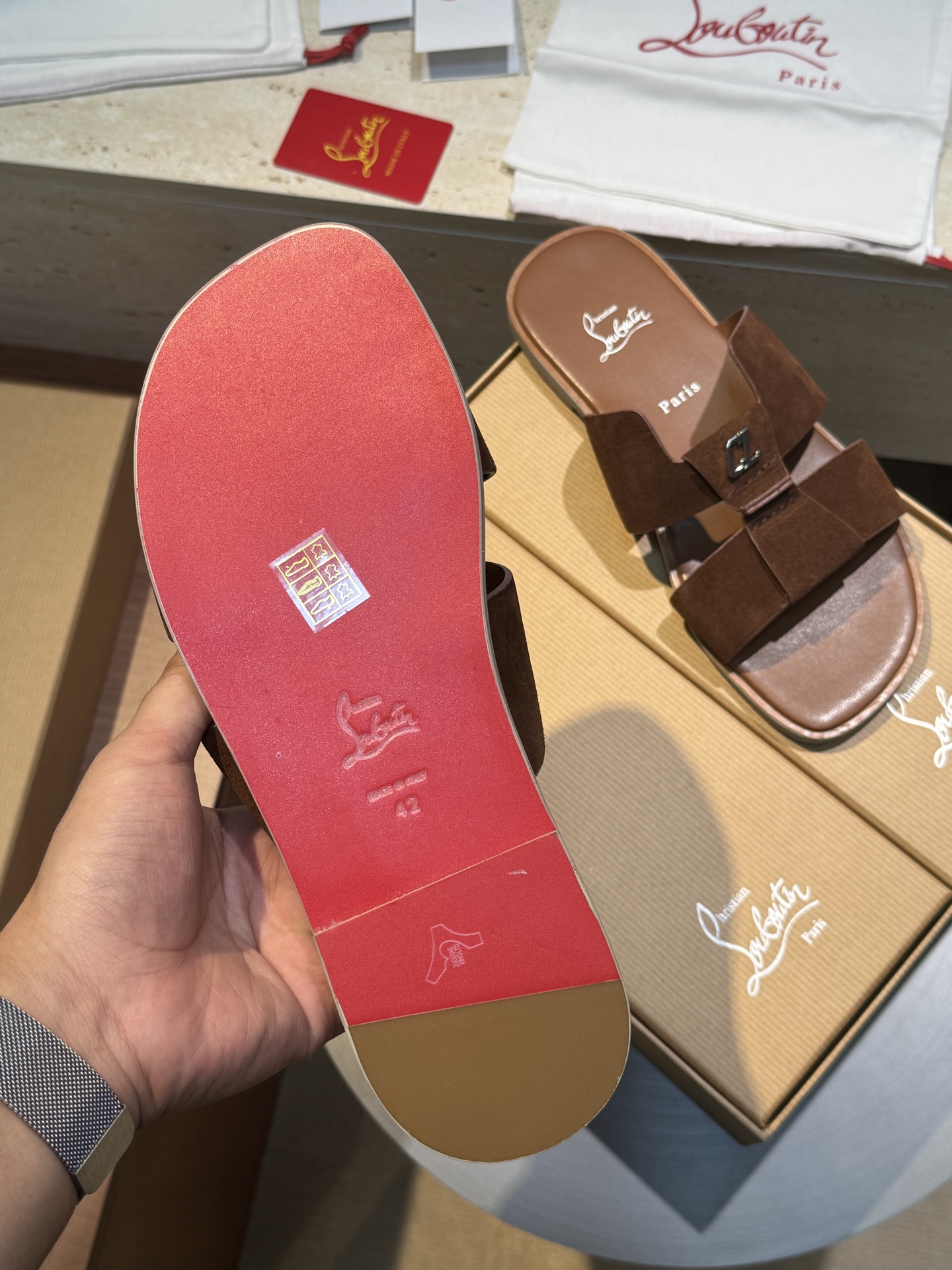 CL路铂廷男士夏日真皮拖鞋凉鞋
自由随意的设计，酷炫非凡。细节精致，上脚超舒适。
进口牛皮+牛皮内里+原厂红色真皮大底
Size：39-44（38.45定做）
💰360