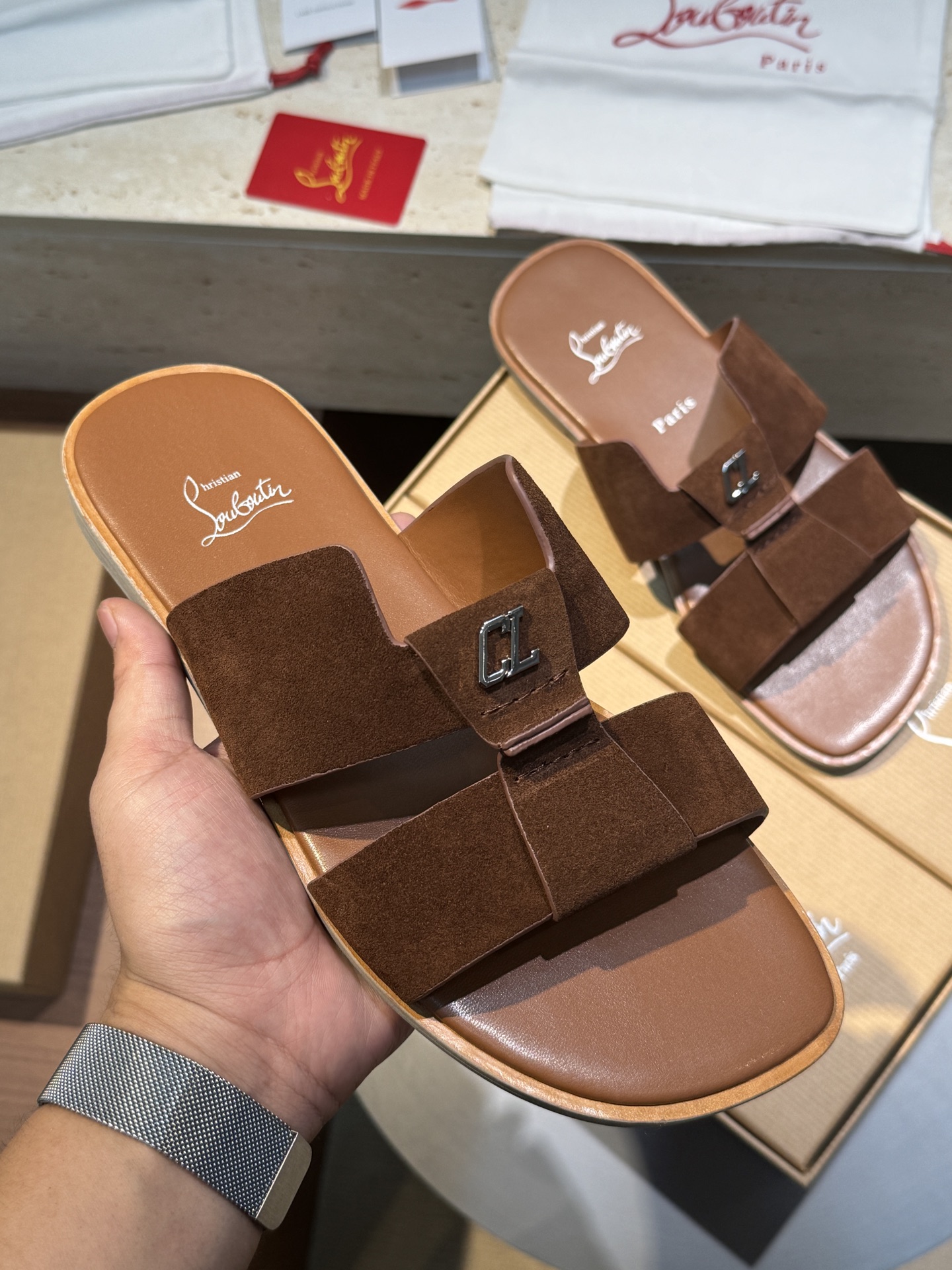 CL路铂廷男士夏日真皮拖鞋凉鞋
自由随意的设计，酷炫非凡。细节精致，上脚超舒适。
进口牛皮+牛皮内里+原厂红色真皮大底
Size：39-44（38.45定做）
💰360