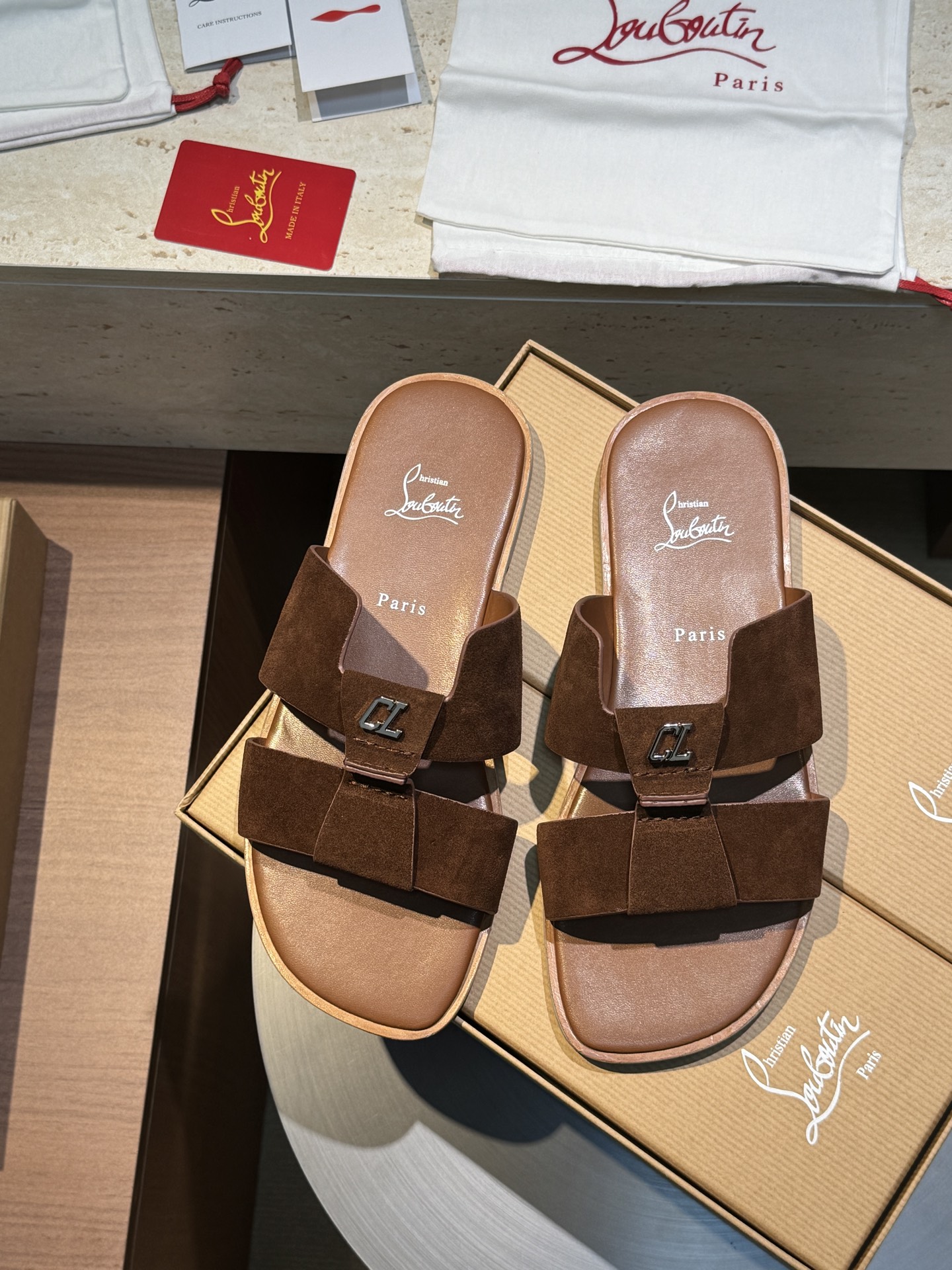 CL路铂廷男士夏日真皮拖鞋凉鞋
自由随意的设计，酷炫非凡。细节精致，上脚超舒适。
进口牛皮+牛皮内里+原厂红色真皮大底
Size：39-44（38.45定做）
💰360