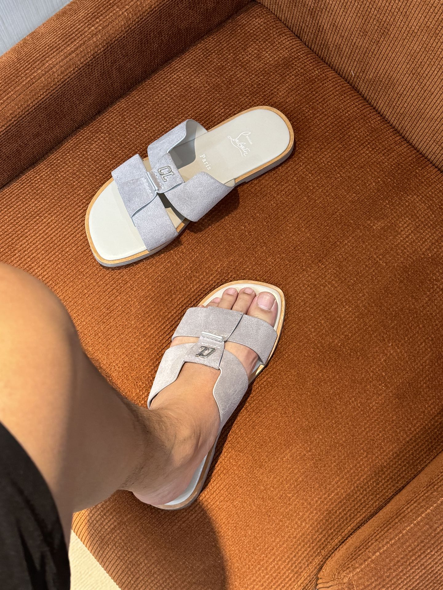 CL路铂廷男士夏日真皮拖鞋凉鞋
自由随意的设计，酷炫非凡。细节精致，上脚超舒适。
进口牛皮+牛皮内里+原厂红色真皮大底
Size：39-44（38.45定做）
💰360