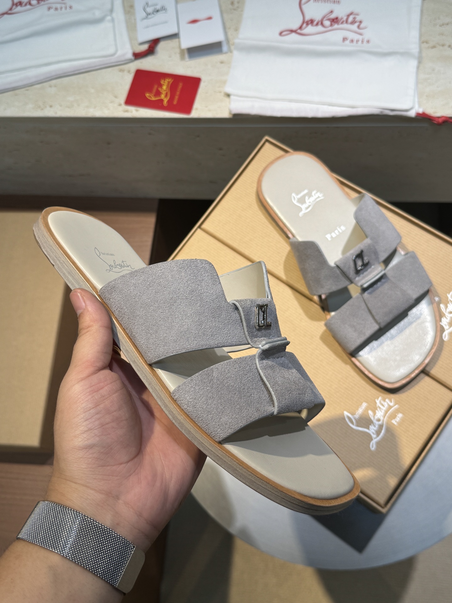 CL路铂廷男士夏日真皮拖鞋凉鞋
自由随意的设计，酷炫非凡。细节精致，上脚超舒适。
进口牛皮+牛皮内里+原厂红色真皮大底
Size：39-44（38.45定做）
💰360