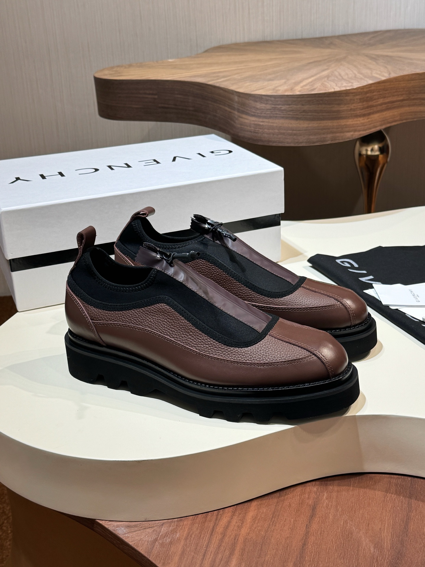 NO:639870,Givench round-toe thick-soled men's leather shoes. High quality has always been our pursuit. We have been moving forward on the road to improving the taste of men. The elegant boot body and shiny leather surface escape the hustle and bustle of the city and interpret the modern fashion attitude of men!  Cowhide spliced ​​with Lycra fabric, first-layer cowhide lining + original outsole Size: 39-44 (38.45 custom-made, non-refundable),,givenchy,boots,cowhide19860909Givench圆头厚底男款皮鞋 高品质一直都是我们的追求,在提升男神品味的路上一直前行,优雅的靴身,流光溢彩的皮面,逃离城市喧嚣,演绎现代都是男性的时尚态度！ 牛皮拼接莱卡布料,头层牛皮内里+原厂大底 Size:39-44（38.45订做不退换）,,givenchy,boots,cowhide,Men's shoes