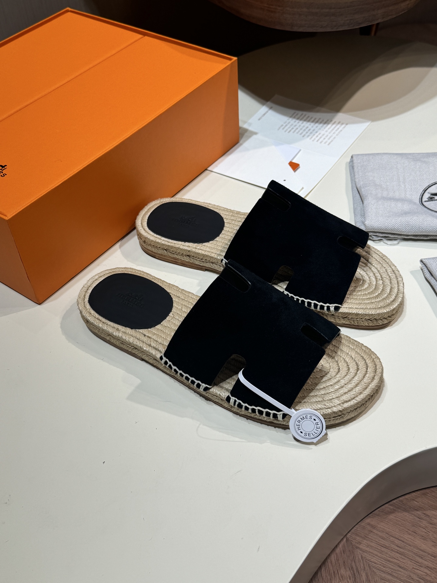 NO:744688,Hermes H's 2026 Antigua straw slippers - genuine leather outsole, calfskin suede straw slippers, with braided rope soles and H-shaped uppers, creating a leisurely seaside look. Size: 39-44 (customized at 38.45.46), hermes, slippers, espadrilles, cowhide, chamois leather, Leather soles19860909爱马H家2026Antigua草编拖鞋－真皮大底 小牛皮麂皮草编鞋,搭配编绳鞋底,H型鞋面,打造悠闲海边造型. Size:39-44（38.45.46定做）,,hermes,slippers,espadrilles,cowhide,chamois leather,Leather soles,Men's shoes