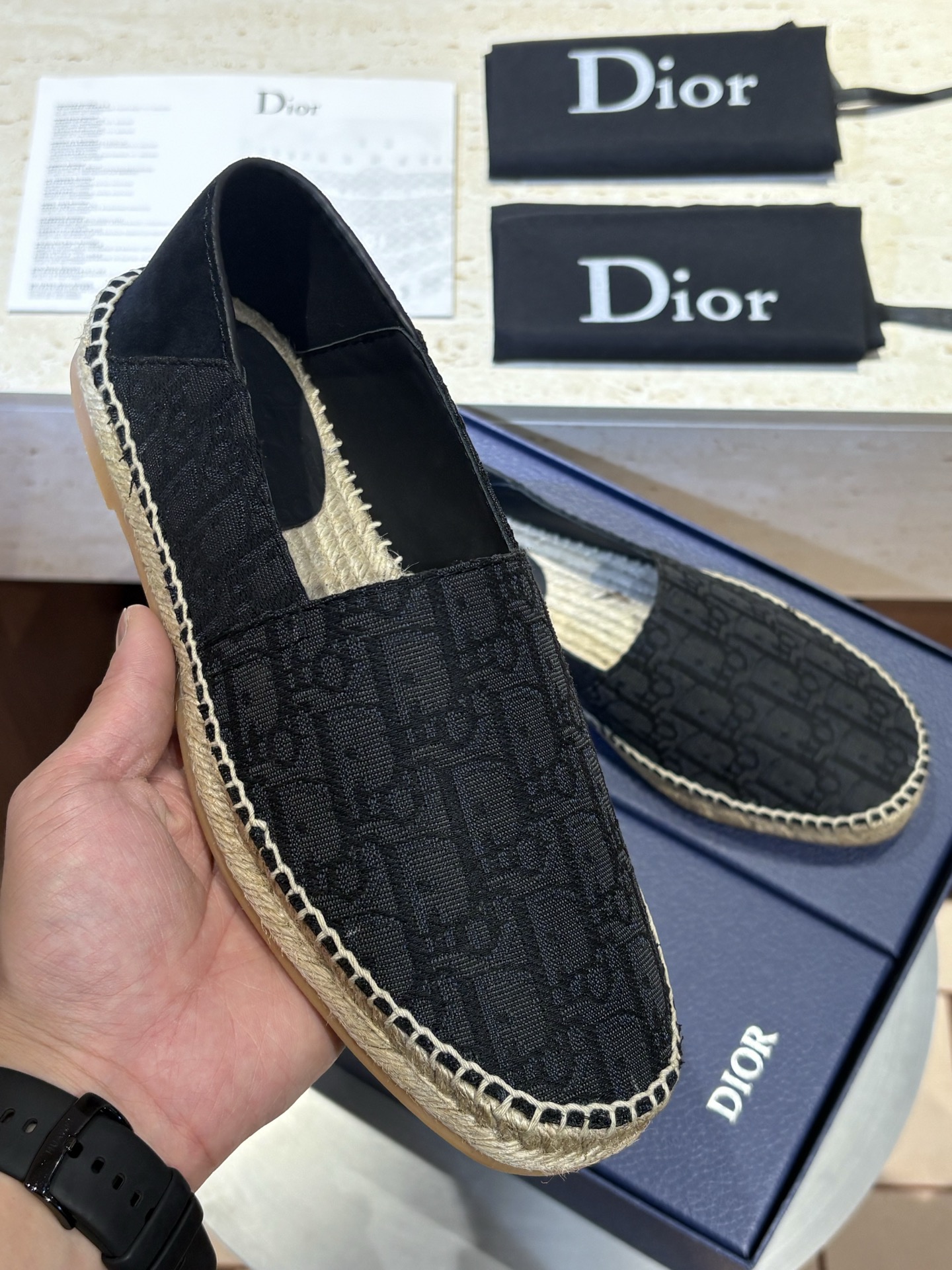 NO:780549,The top version of Dior fisherman shoes, with 3D 10000 needle embroidery technology, fisherman shoes adopt the iconic casual style, as dazzling as on the T stage. Fisherman shoes!  It adopts the iconic casual style and classic logo embroidery design. It is the main series of D family in the past two years. It has a retro literary atmosphere, versatile and fashionable. It is hand-sewn with hemp rope and original custom-made imported non-slip rubber sole. I believe you will not be disappointed when you get it. It is also one of the must-have items in spring and summer!  Size:39-44(38.45 customized),,dior,dior,espadrilles19860909顶级版本Dior渔夫鞋,3D万针刺绣工艺,渔夫鞋 采用标志性的休闲风格,如在 T 台上一般耀眼夺目 渔夫鞋！ 采用标志性的休闲风格 经典logo刺绣设计,D家这两年主打的系列,复古文艺气息 百搭又时髦  手工缝制麻绳原版定制进口防滑橡胶底,相信大家拿到手不会失望的款 ,也是春夏必入单品之一 ！ Size:39-44(38.45定制）,,dior,dior,espadrilles,Men's shoes