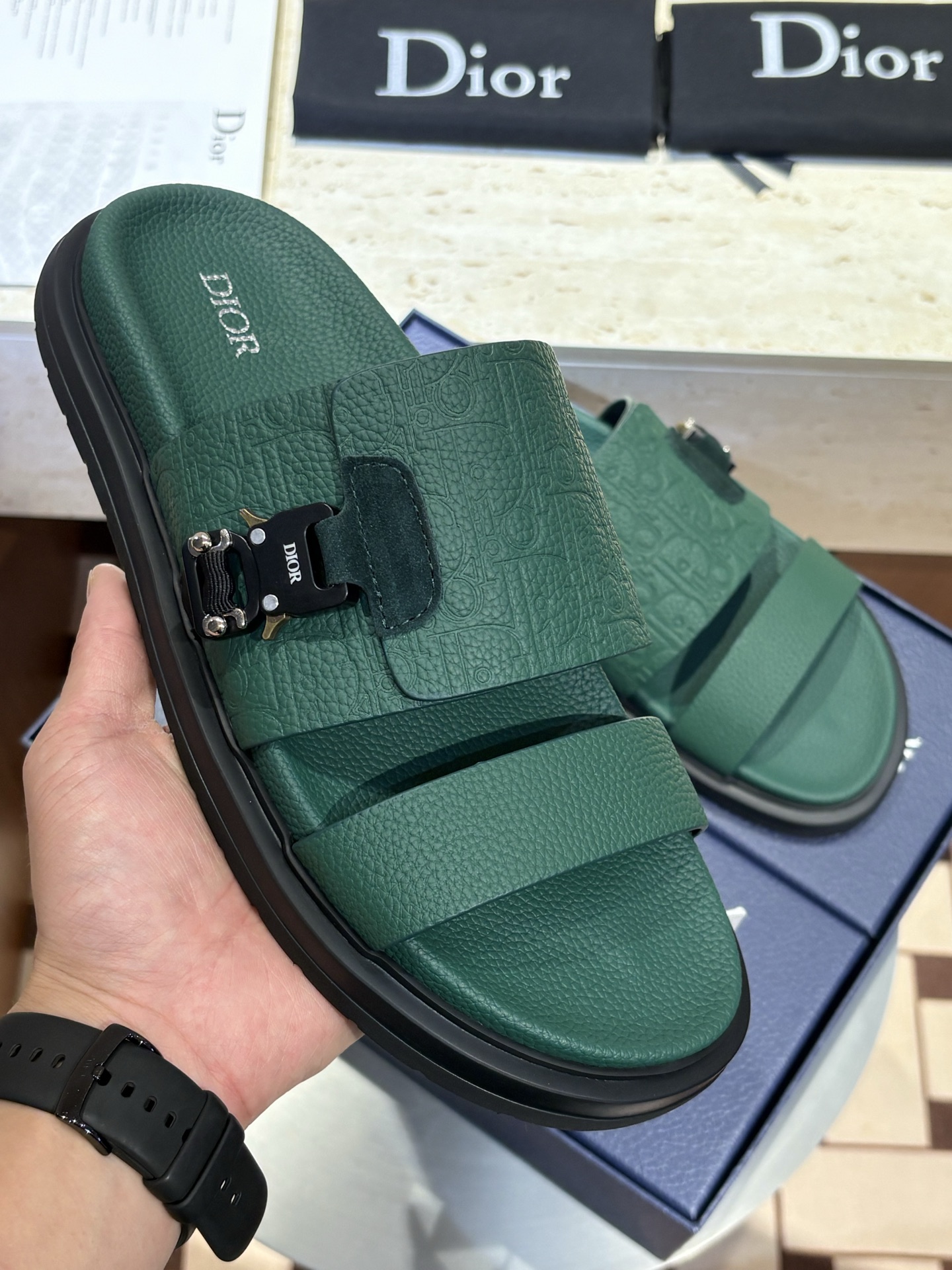 NO:780554,D Home Aqua Men's Slipper Sandals This Aqua sandal is elegant and casual. The cross-strap design is reinterpreted in CD Diamond pattern canvas, inspired by the brand archives. With brand logo and tonal notch sole, it can be easily matched with shorts or jeans to create a sophisticated look. Cowhide spliced ​​canvas + cowhide lining + rubber outsole Size: 38-44 (45 custom-made),, dior, sandals, slippers, shorts, jeans, cowhide19860909D家 Aqua男士拖鞋凉鞋 这款 Aqua 凉鞋优雅而休闲.交叉带设计,采用CD Diamond 图案帆布重新诠释,灵感源自 品牌档案.搭配品牌标志和同色调凹口鞋底,可与短裤或牛仔裤轻松搭配,打造精致造型. 牛皮拼接帆布+牛皮内里+橡胶大底 Size:38-44(45定做）,,dior,sandals,slippers,shorts,jeans,cowhide,Men's shoes